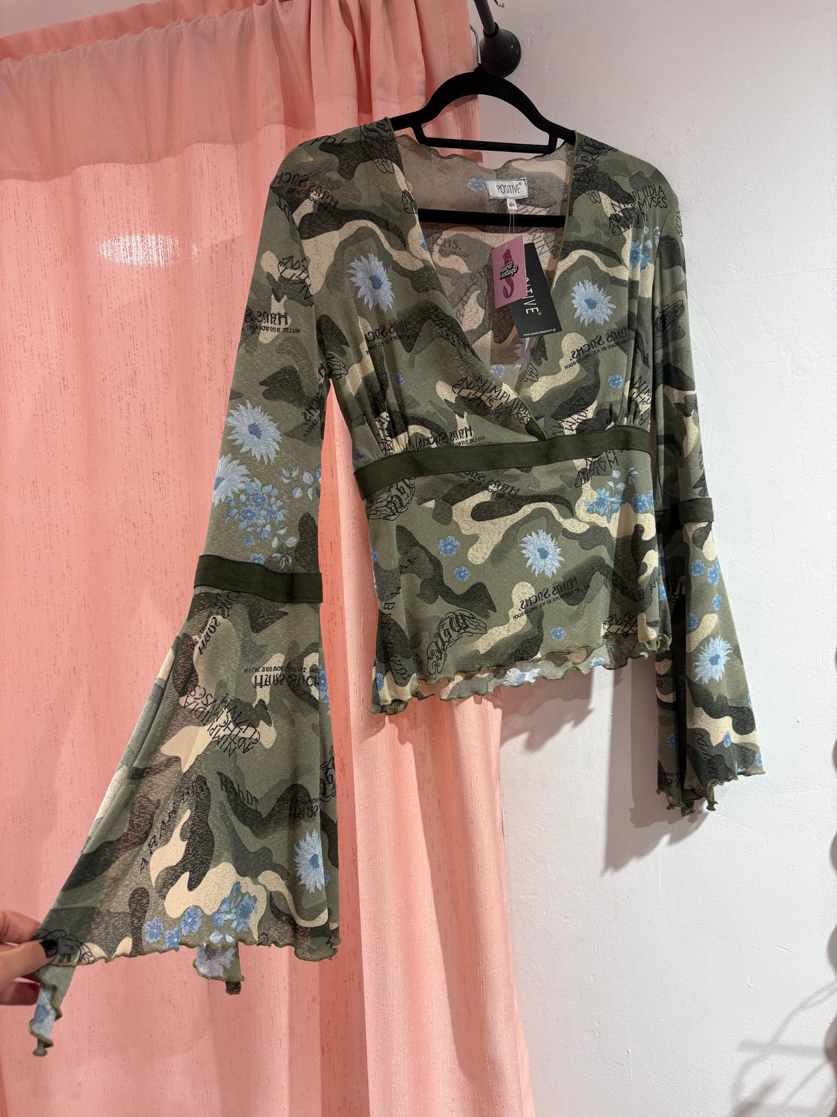 Gorgeous Positive long flared sleeves top (M-L)