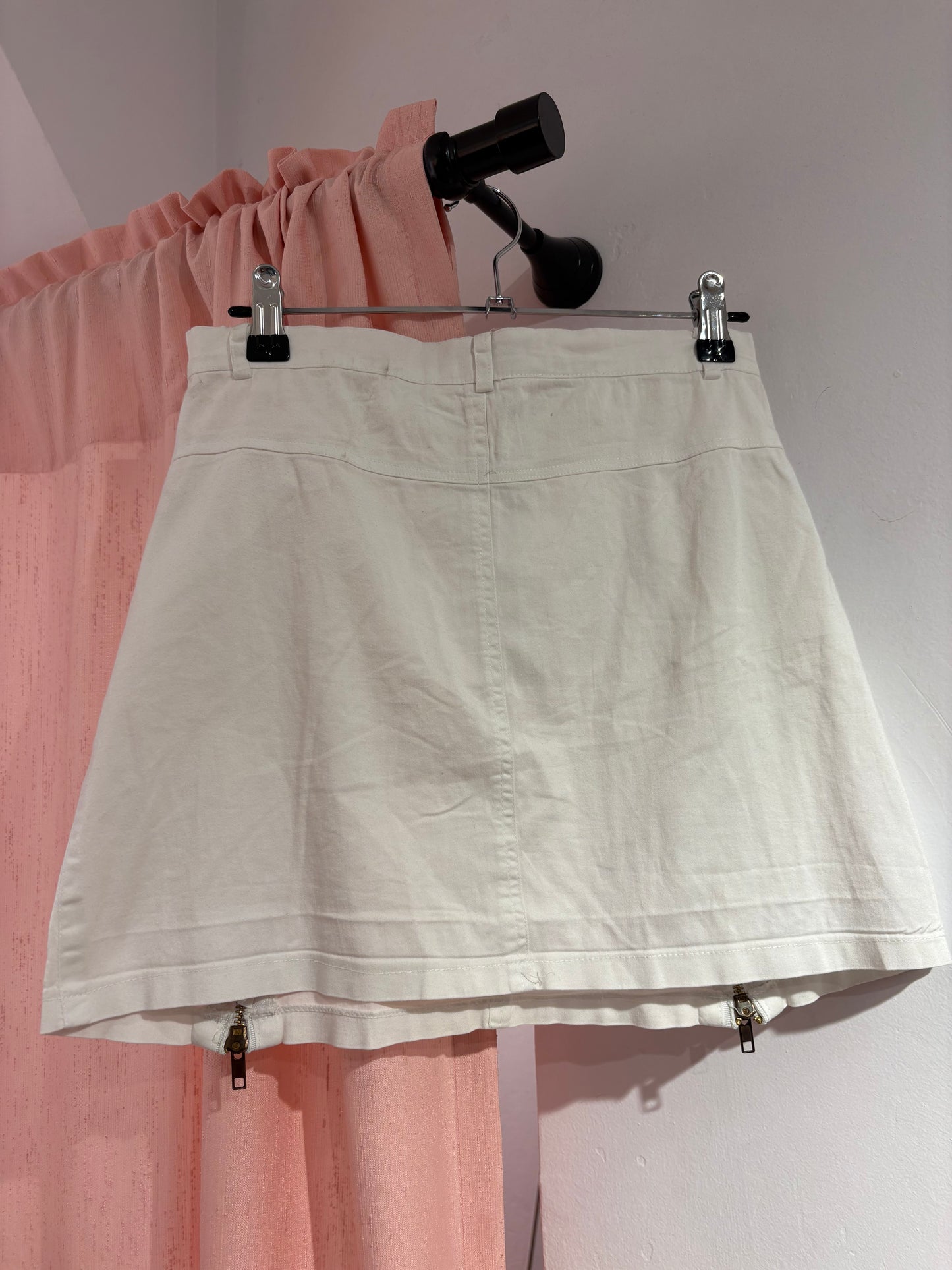White short skirt with cute zipper details (M)