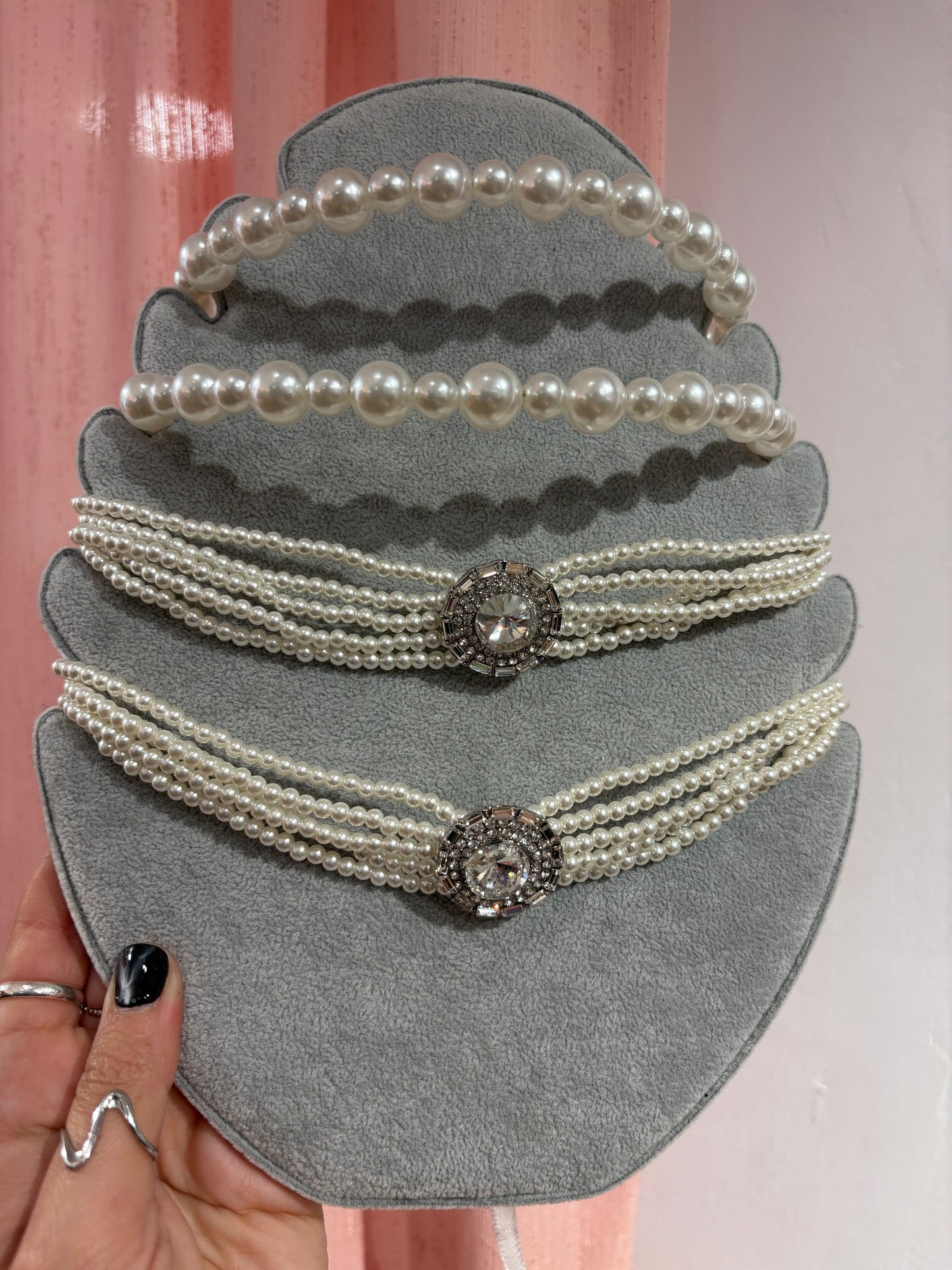 Impressive pearl chocker