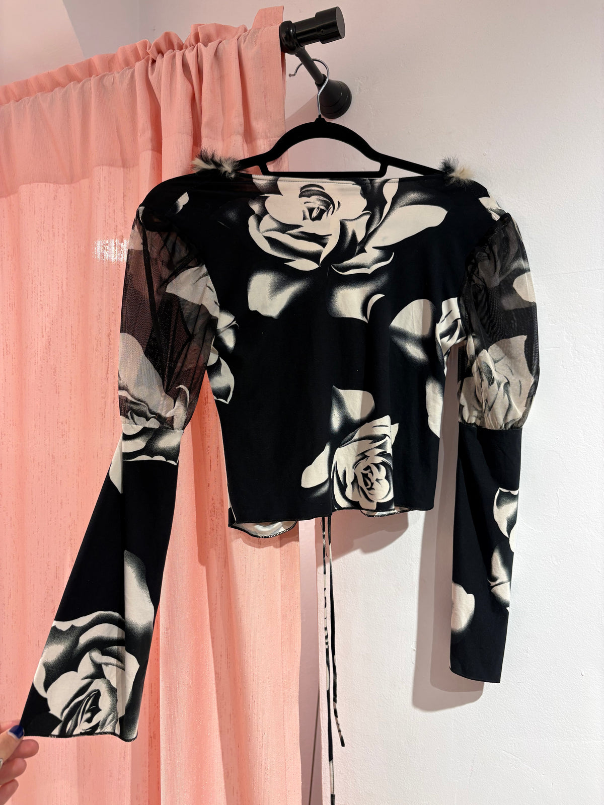 Super cool y2k long sleeve top with feathers & mesh details (M)