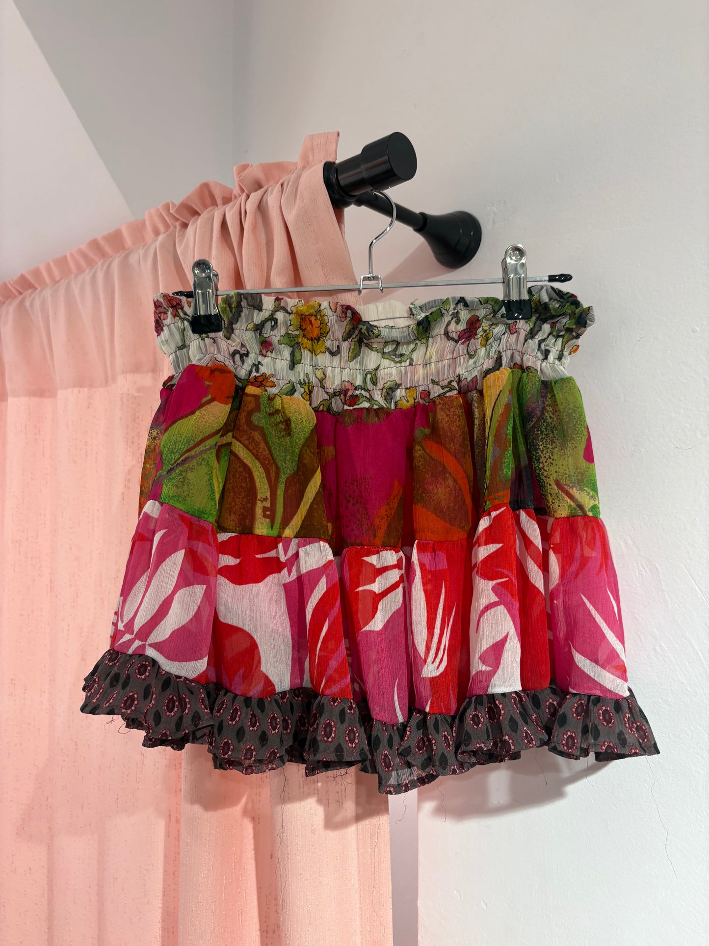 Colourful ruffle short skirt with incredible details (S)