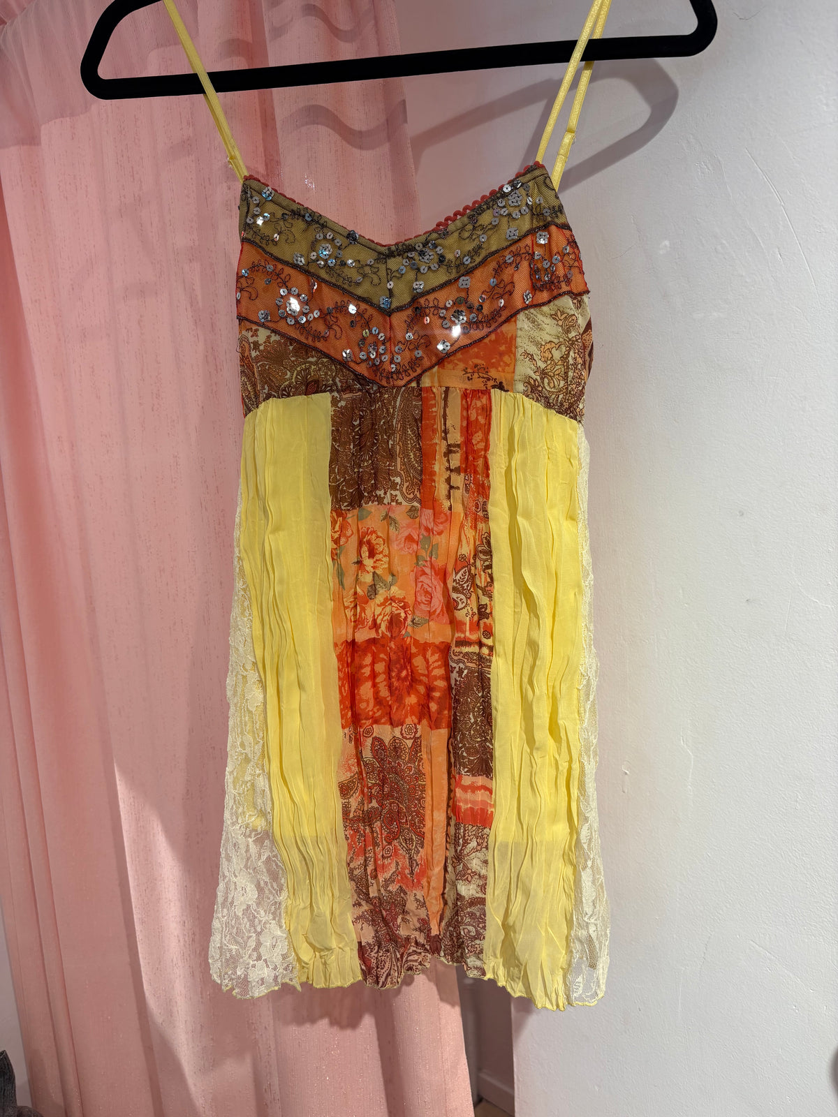 Pretty colorful cami top with sequin & lace details (M)