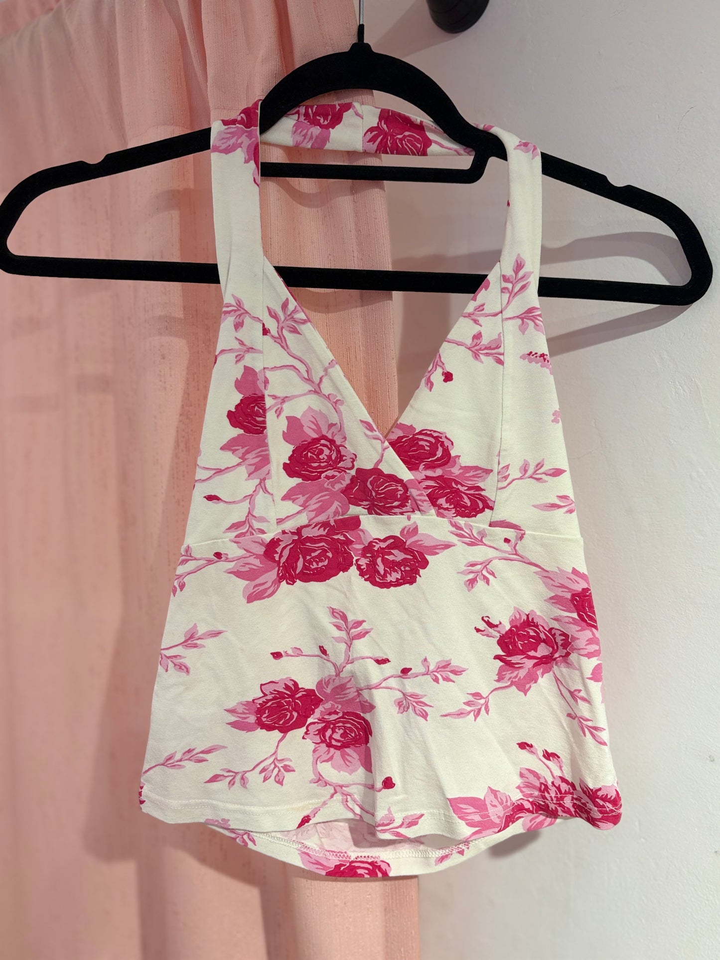 Beautiful floral v-neck top with open back (M/L)