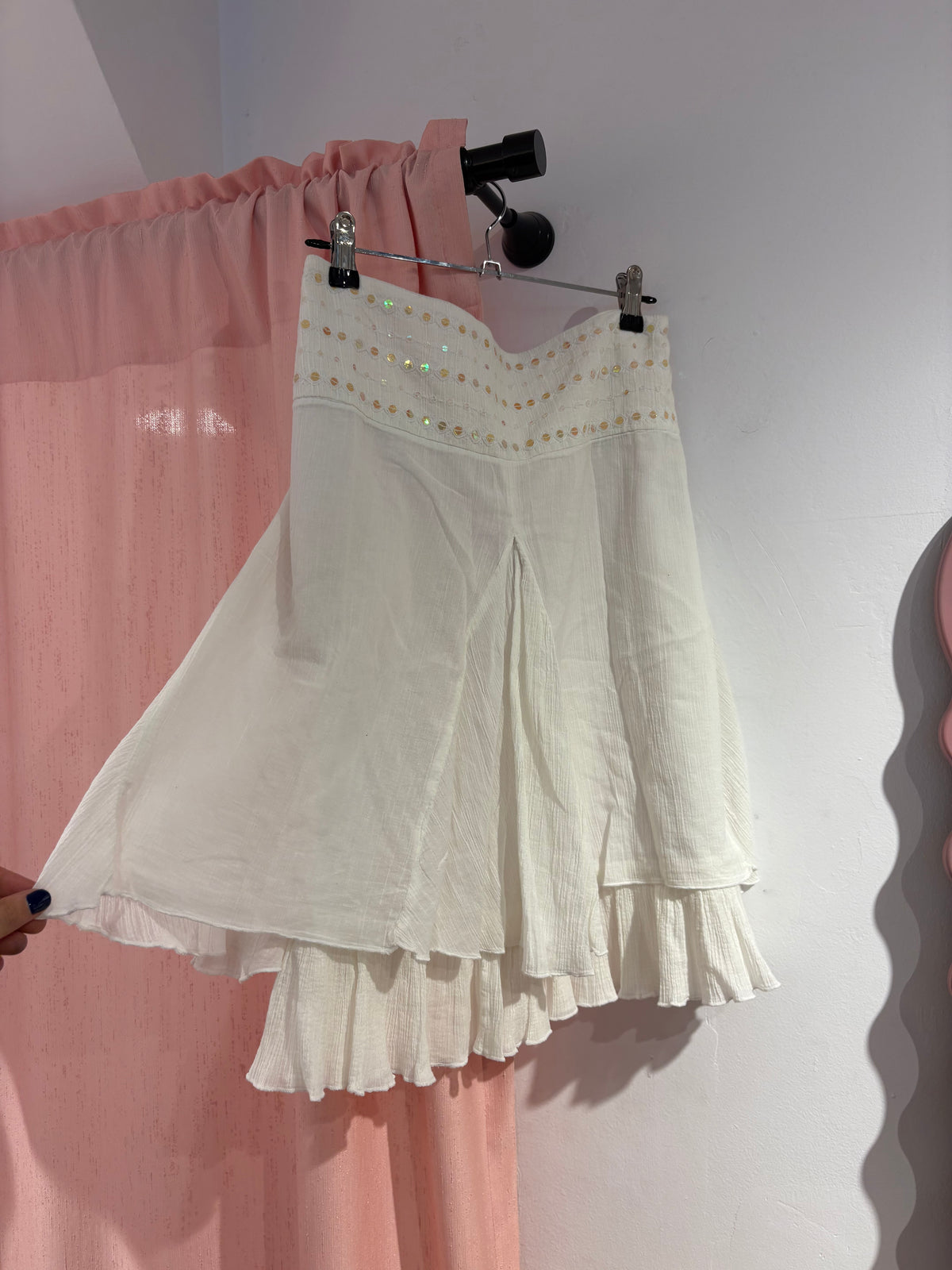 Incredible white skirt with sequin details and a ruffled hem (36)