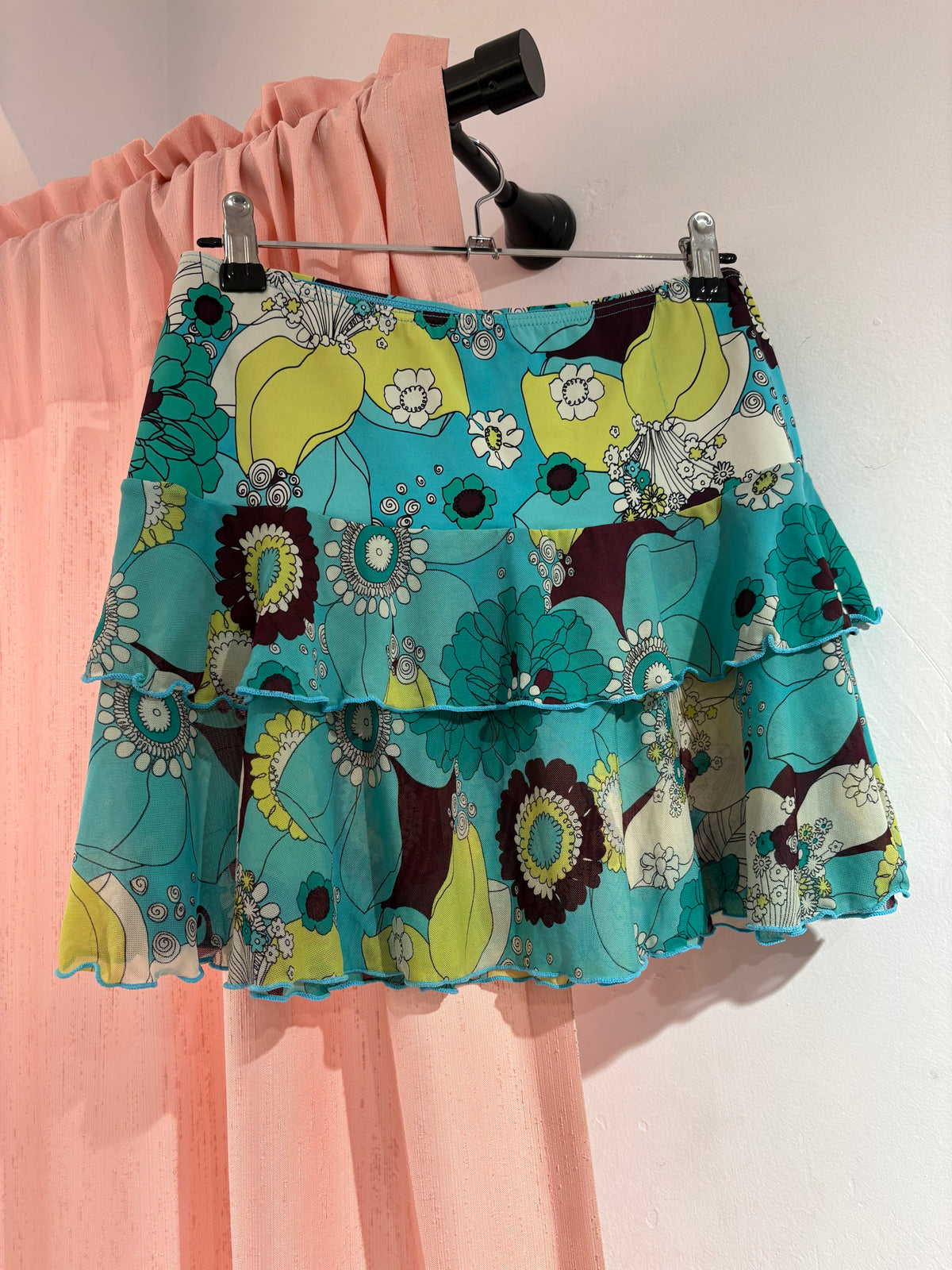 Super cute floral ruffle mini skirt (Size: 36)