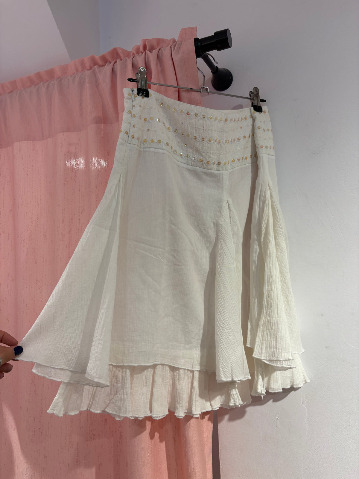 Incredible white skirt with sequin details and a ruffled hem (36)