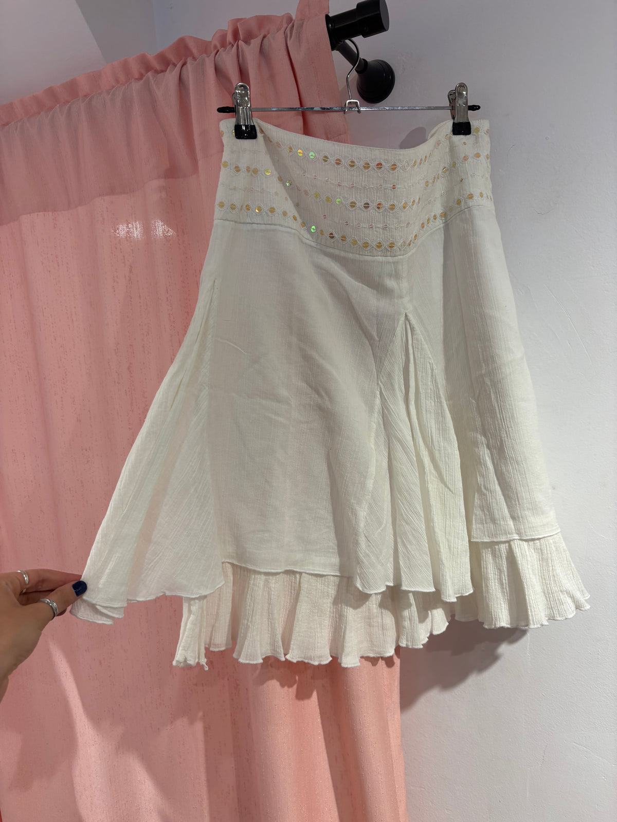 Incredible white skirt with sequin details and a ruffled hem (36)