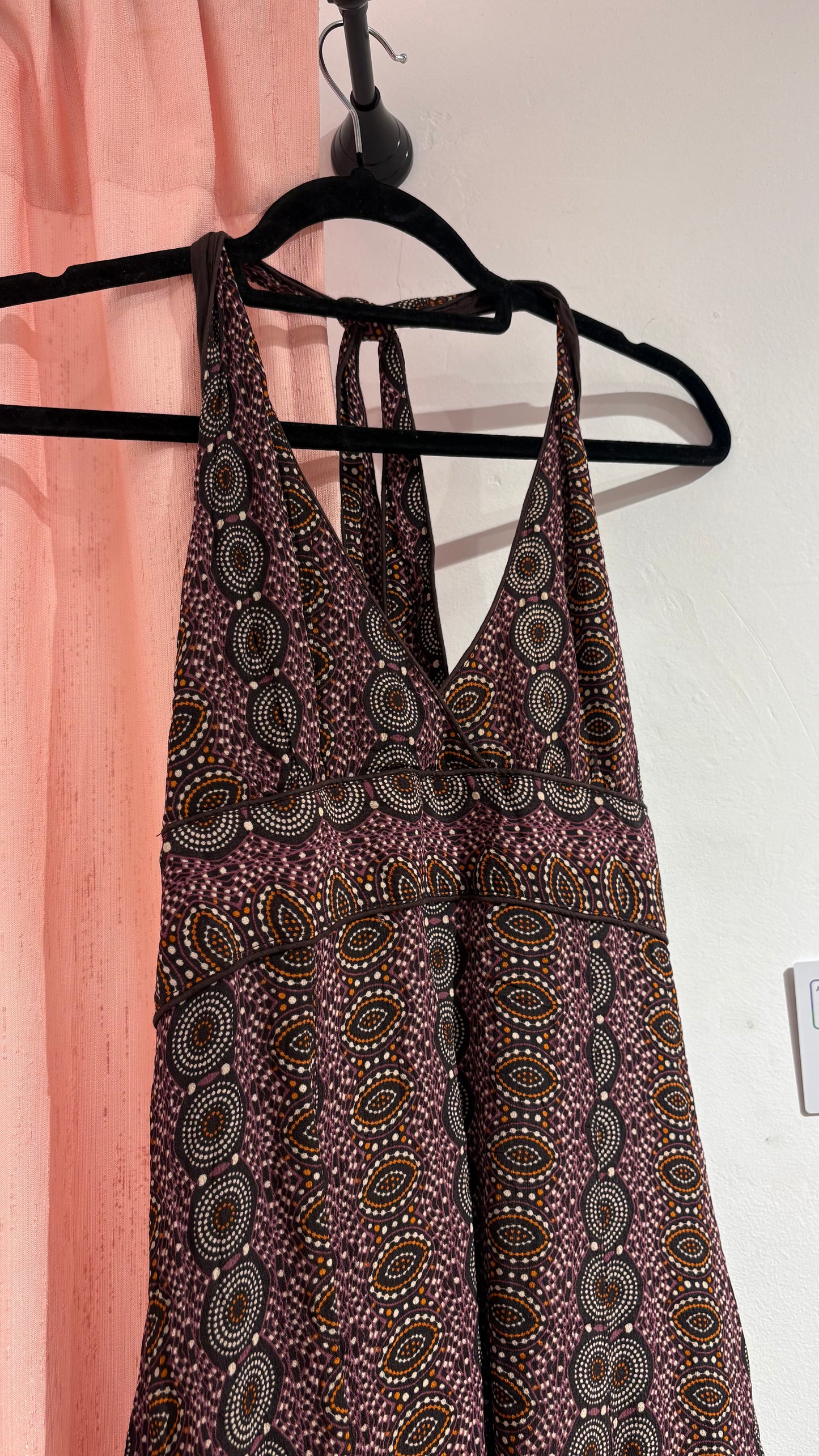 Beautiful v-neck dress with open back (M)