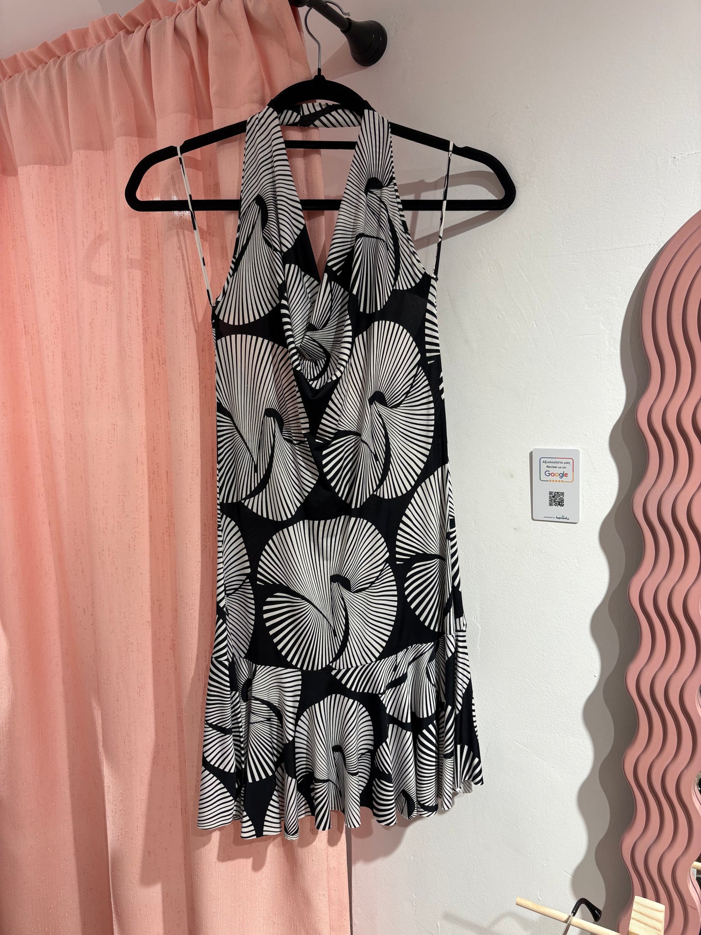 Flattering open back dress with unique pattern (M)