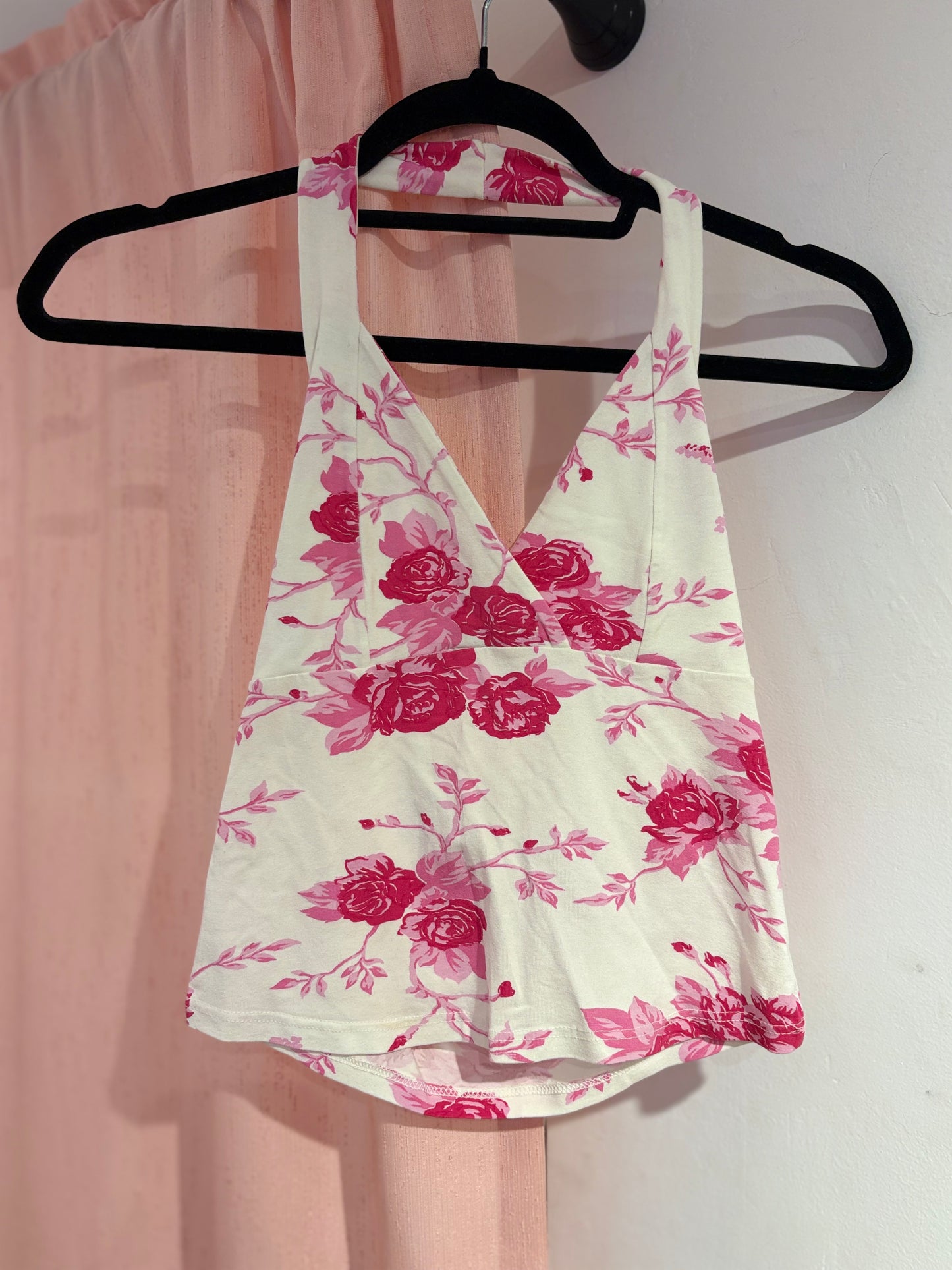 Beautiful floral v-neck top with open back (M/L)