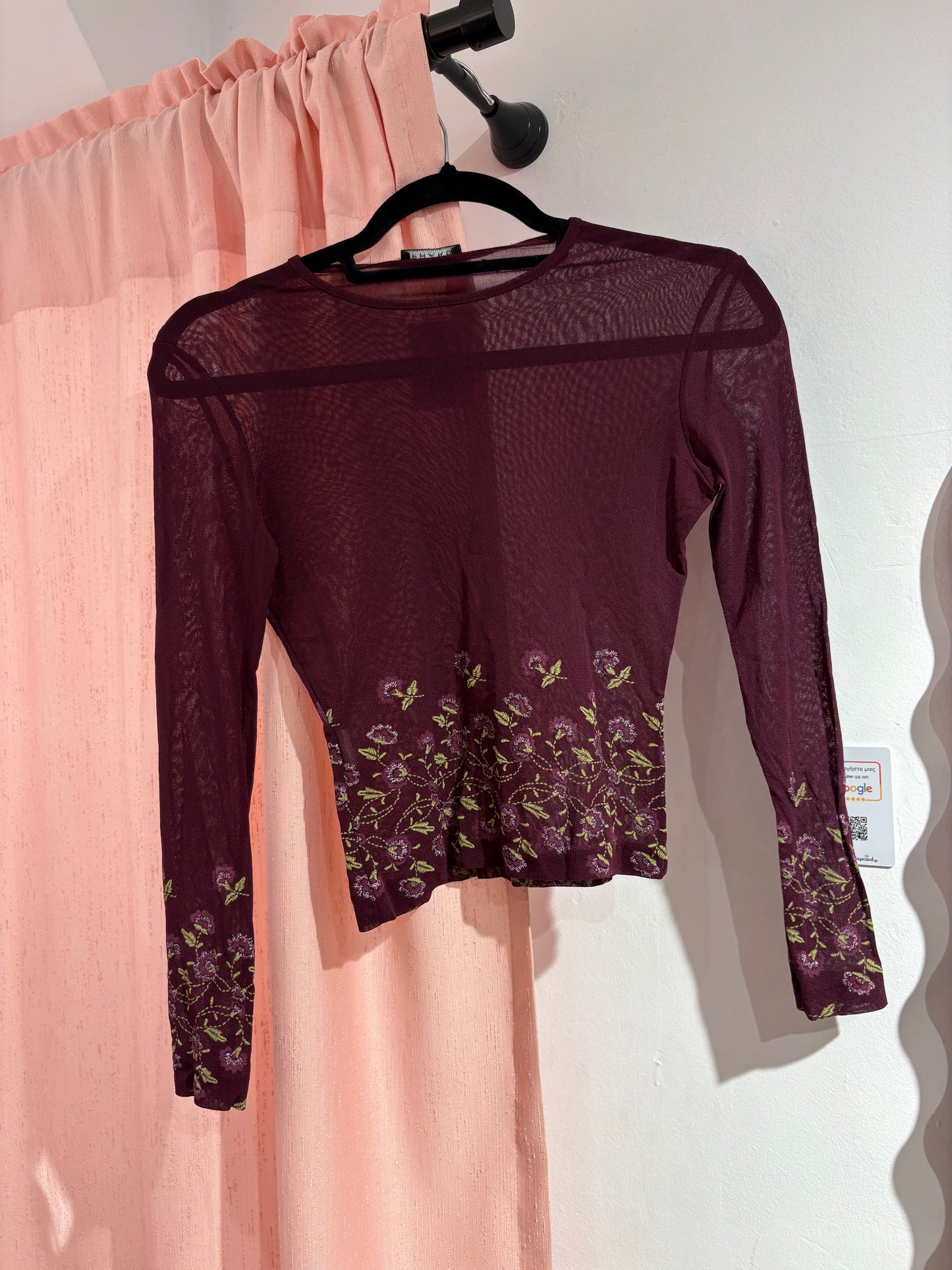 Incredible mesh top weith floral emboidered details (S)
