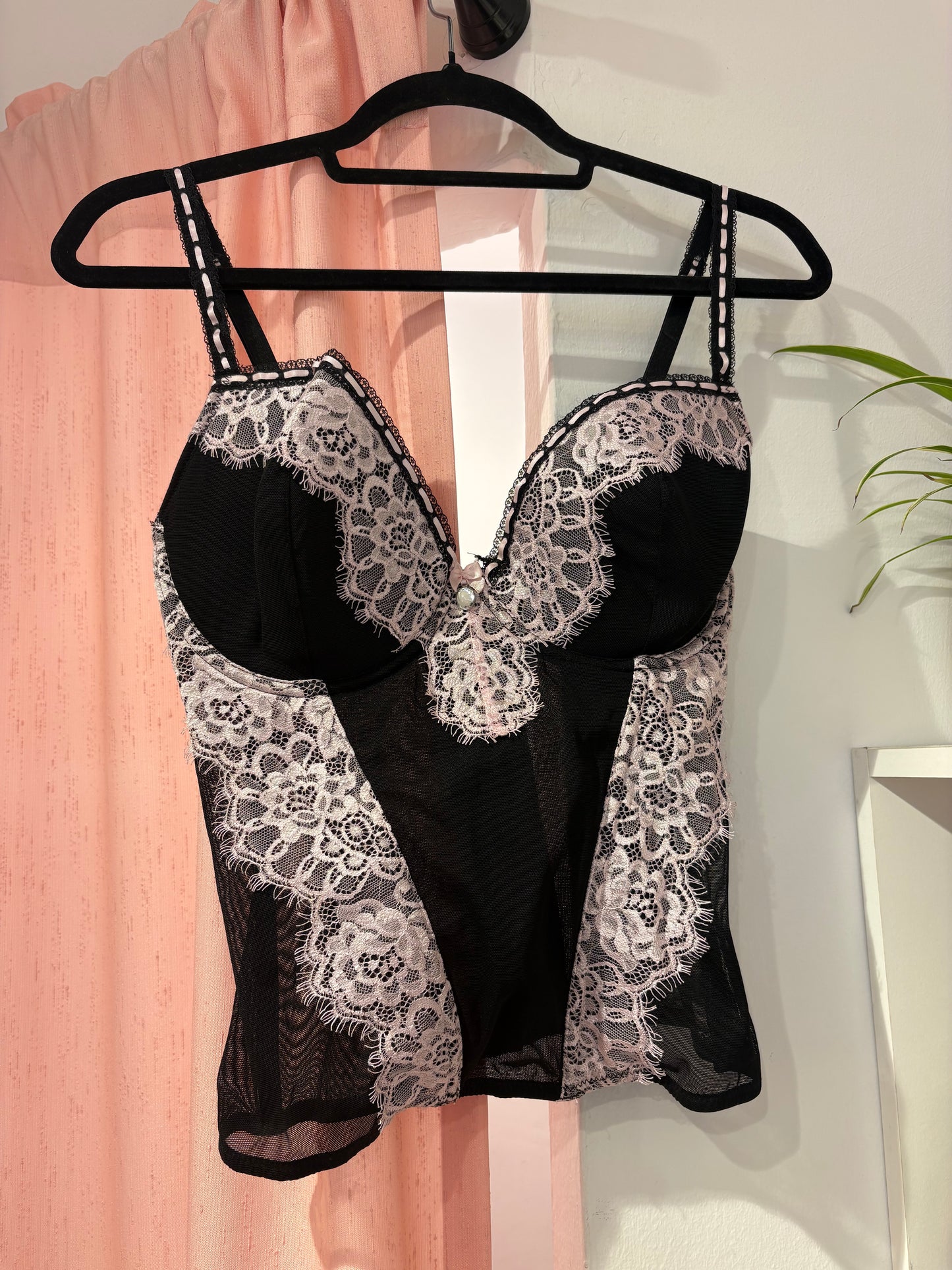 Beautiful black corset with pink lace details (85D)