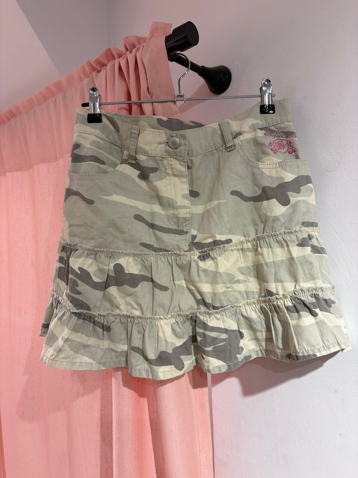 Mini camo skirt with cute pink details (S)