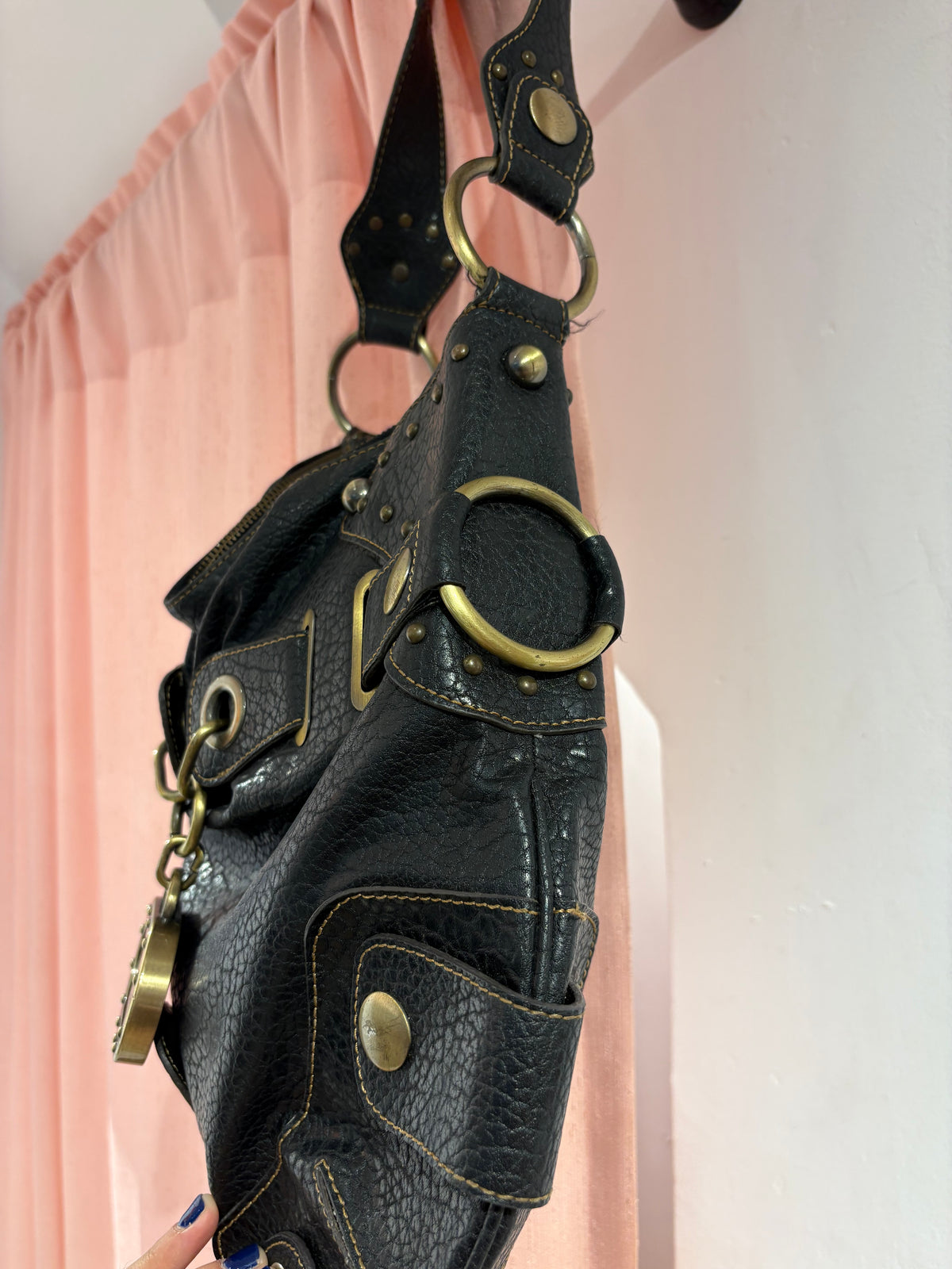 Iconic large Guess bag with giant hardware details