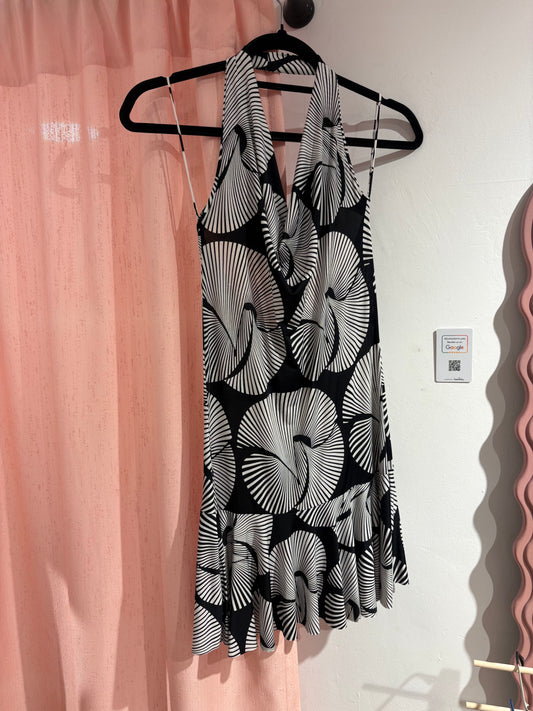 Flattering open back dress with unique pattern (M)