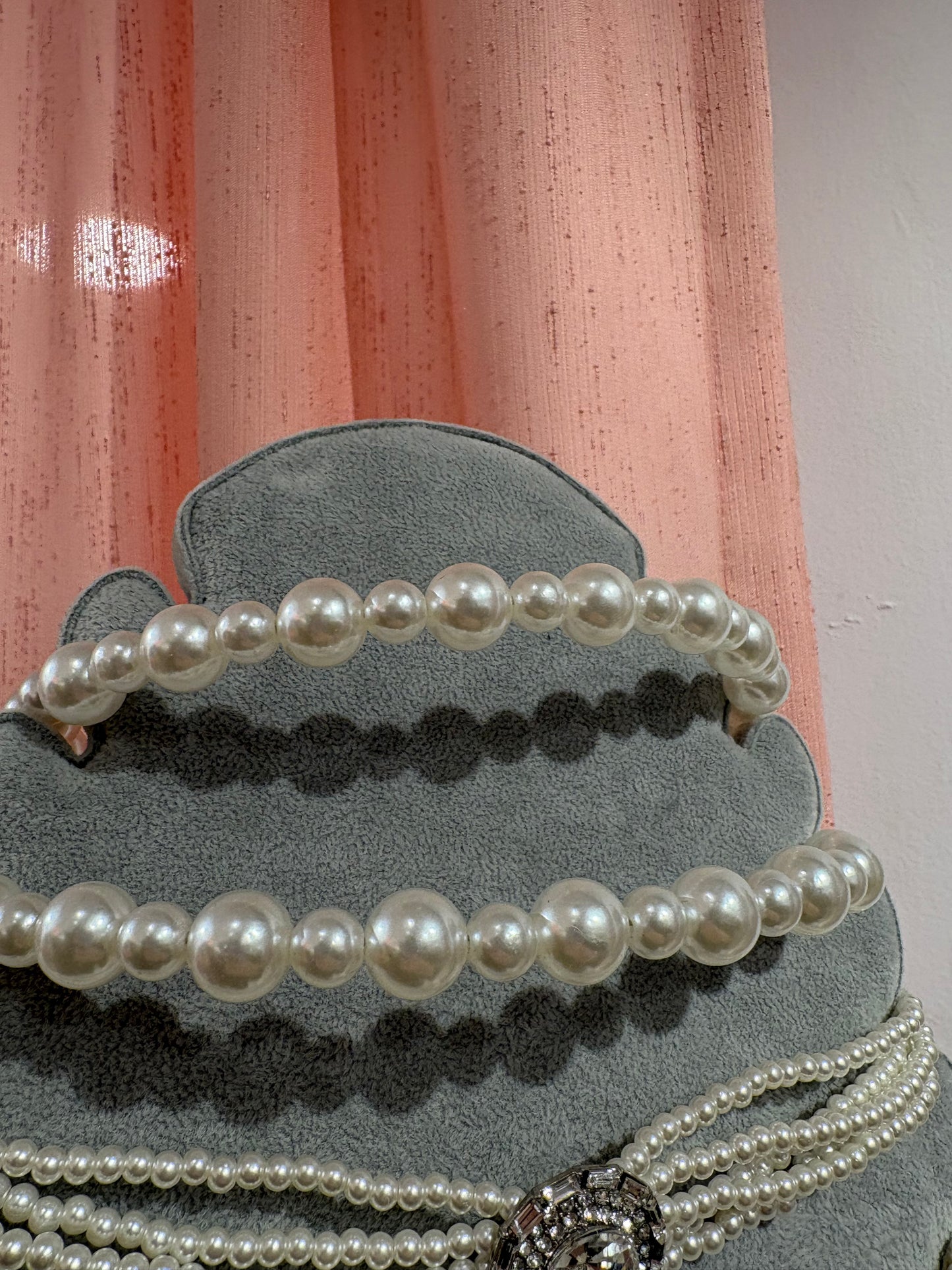 Impressive pearl chocker