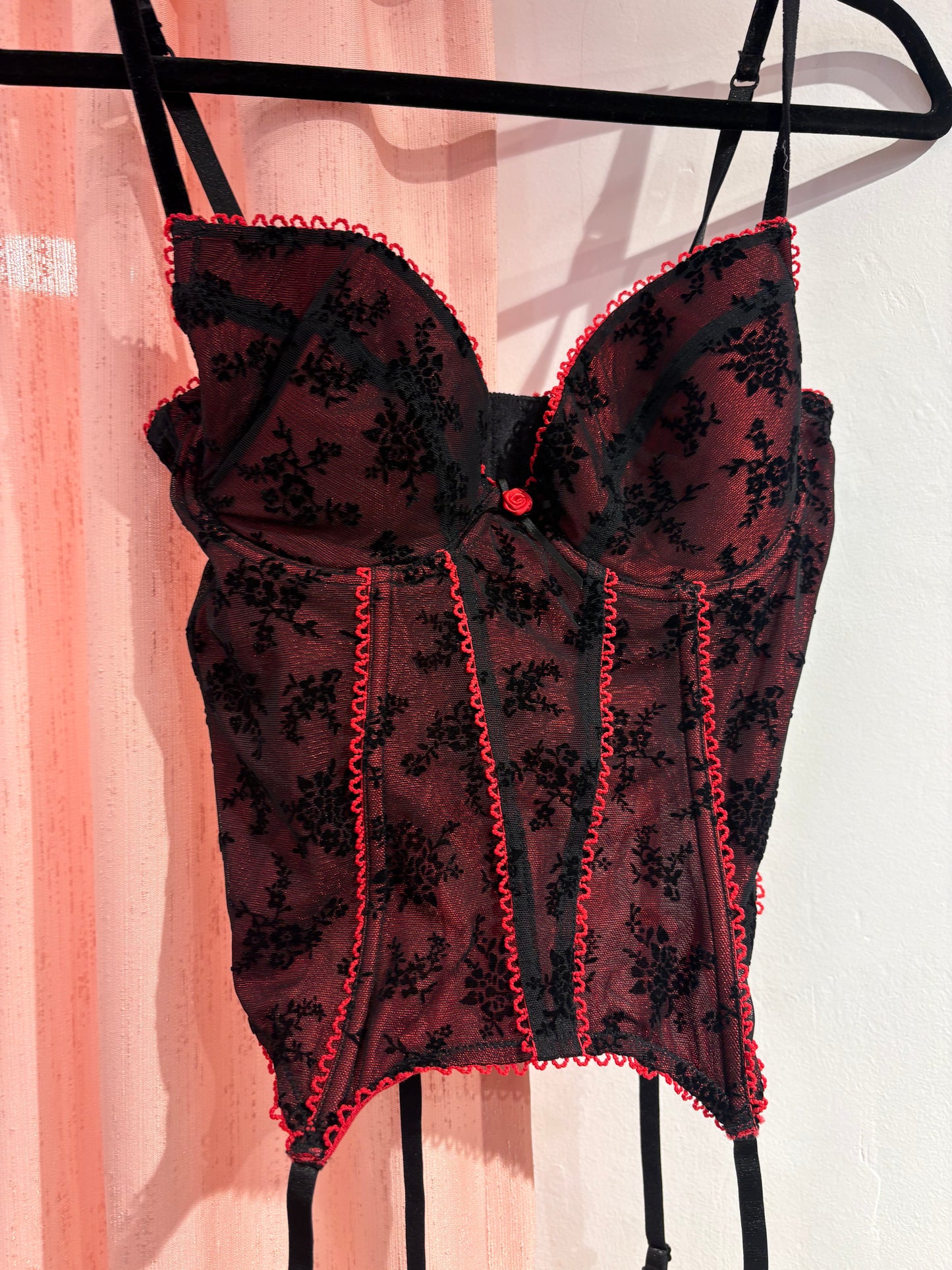 Pretty black corset with black velvet details and red elements (80C)