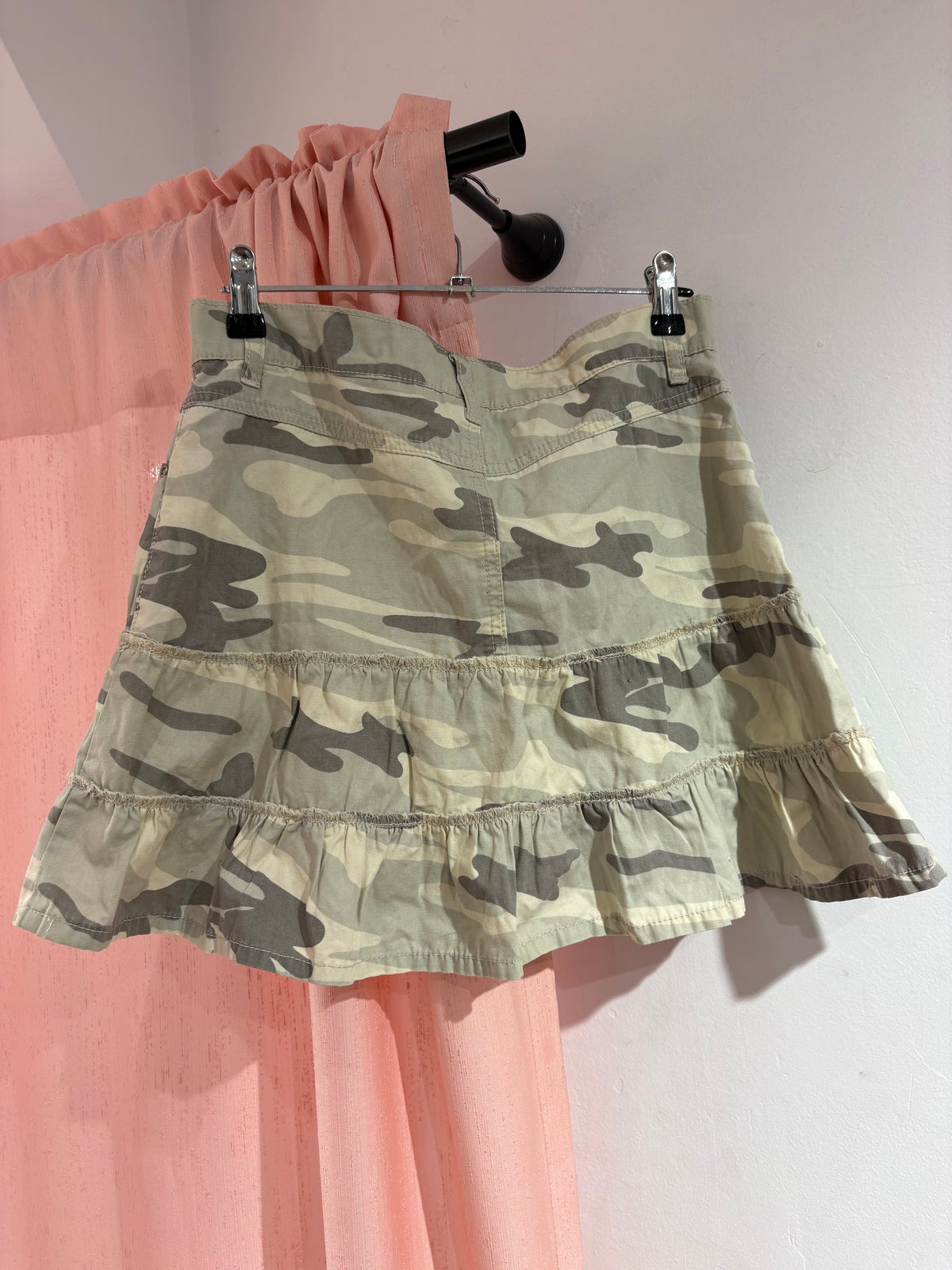 Mini camo skirt with cute pink details (S)