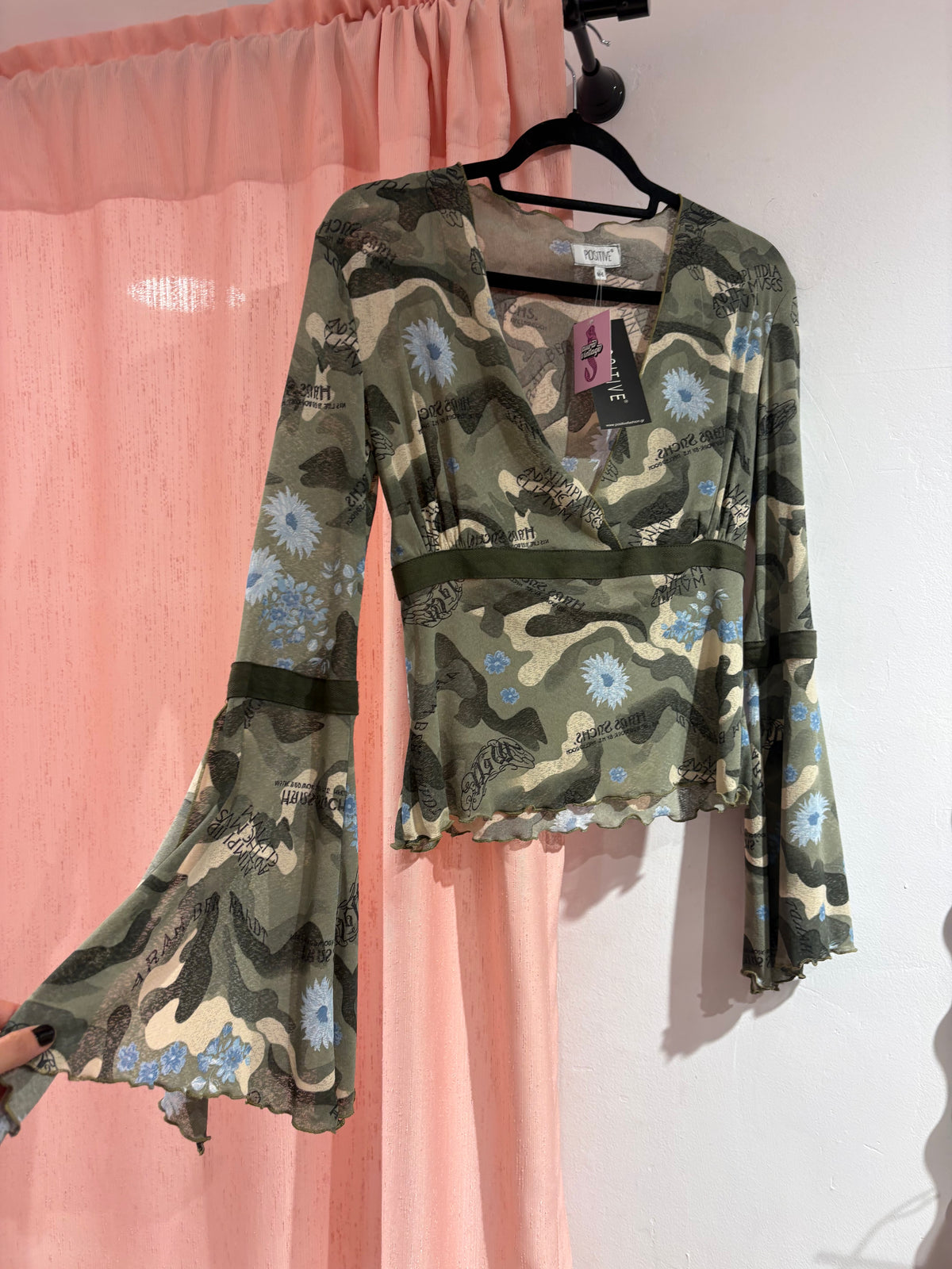 Gorgeous Positive long flared sleeves top (M-L)