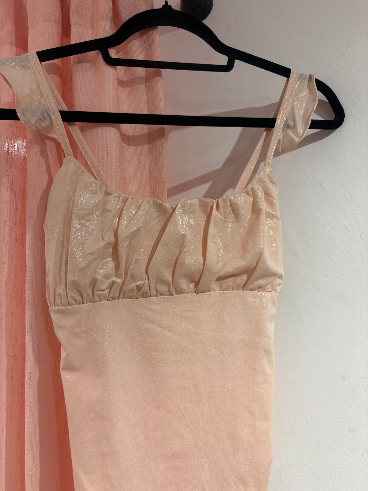 Super cute shimmery salmon pink top (M)