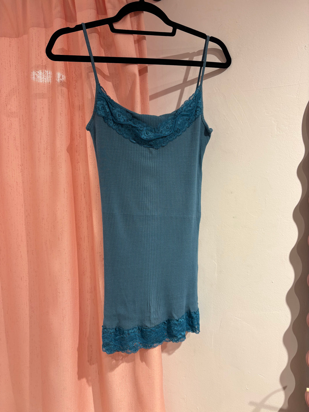 Vintage lingerie slip with lace trim (M)