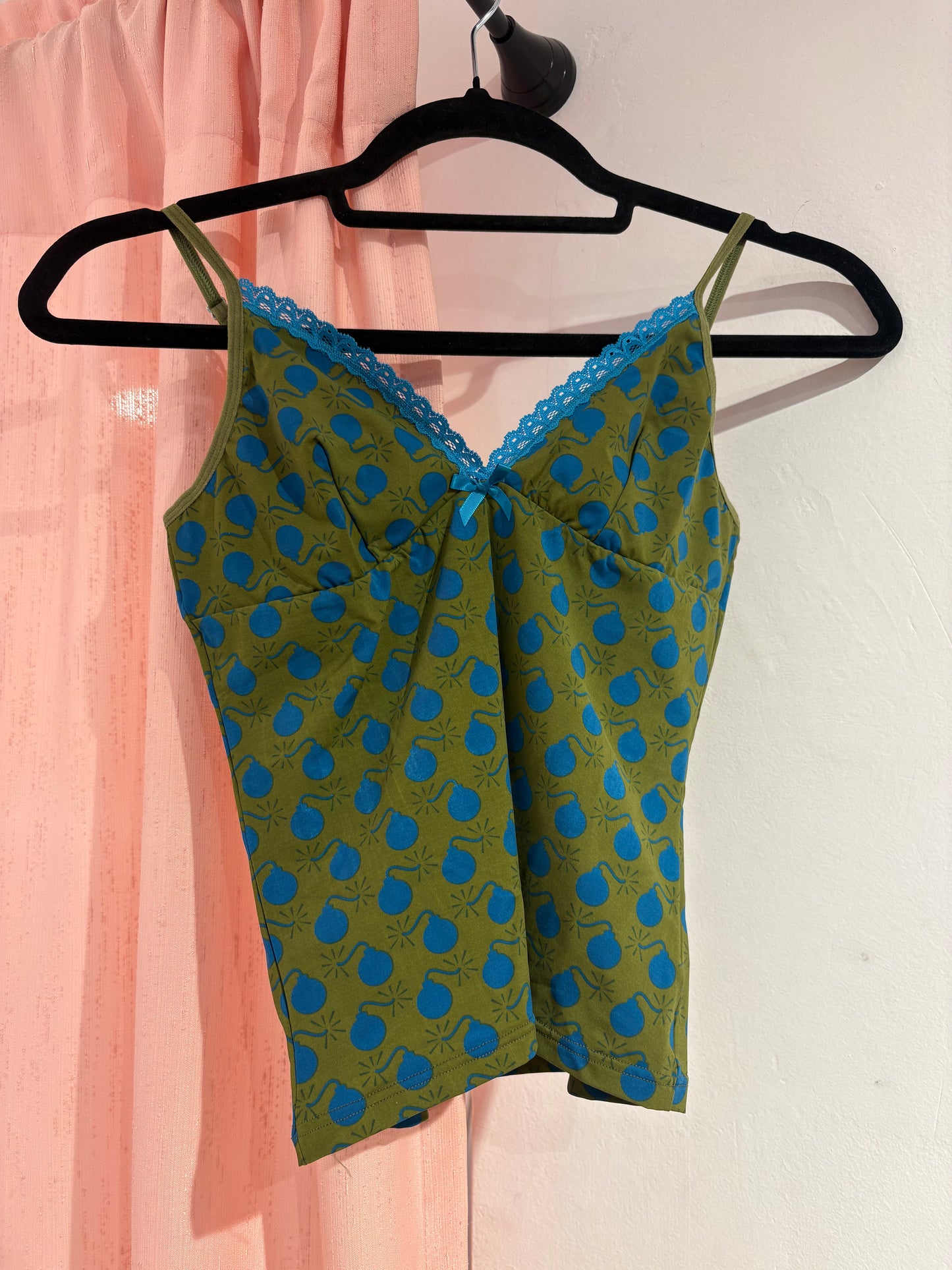 Cute cami top with lace detail (M)