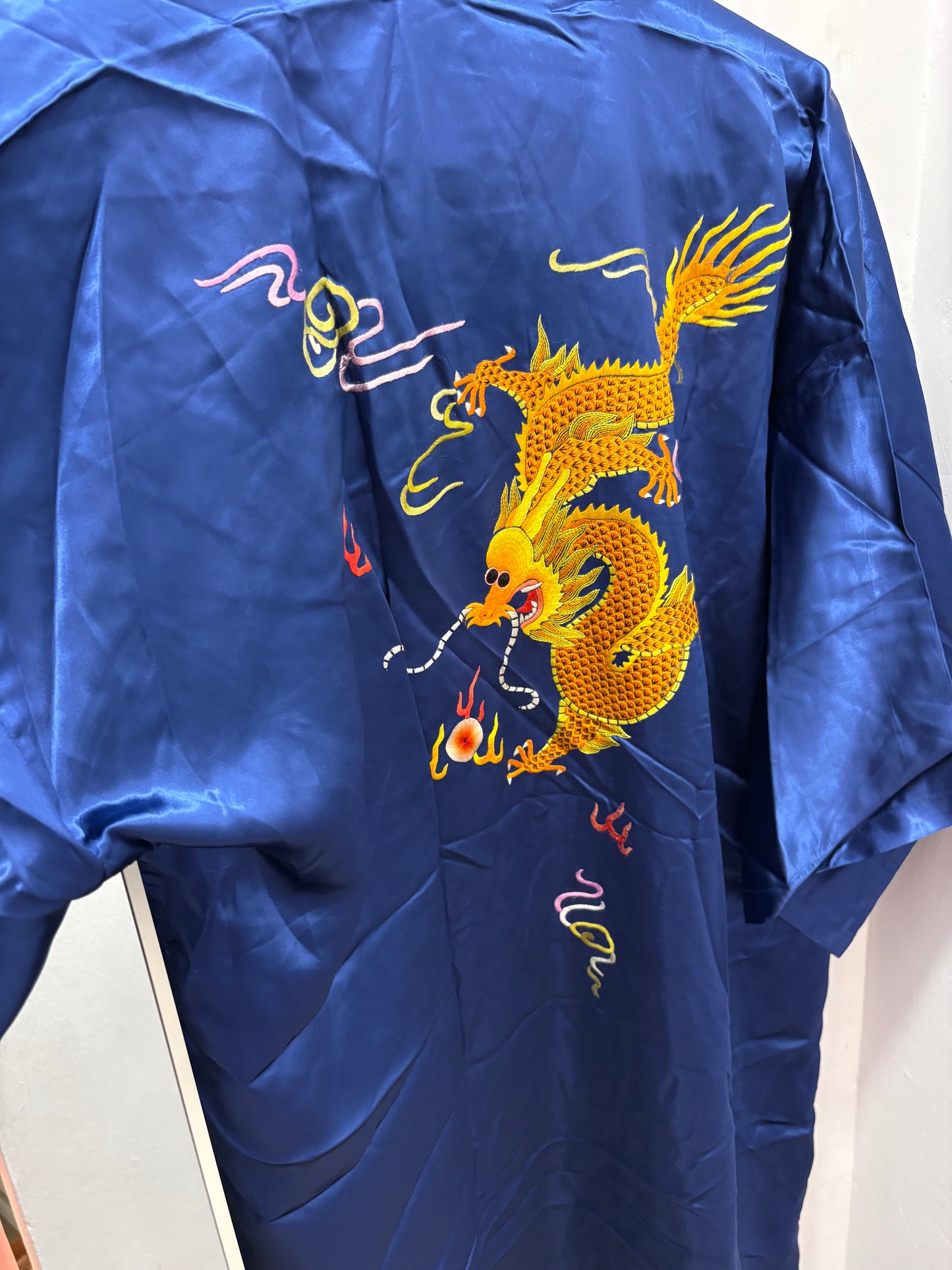 Kimono with a striking dragon pattern (M)