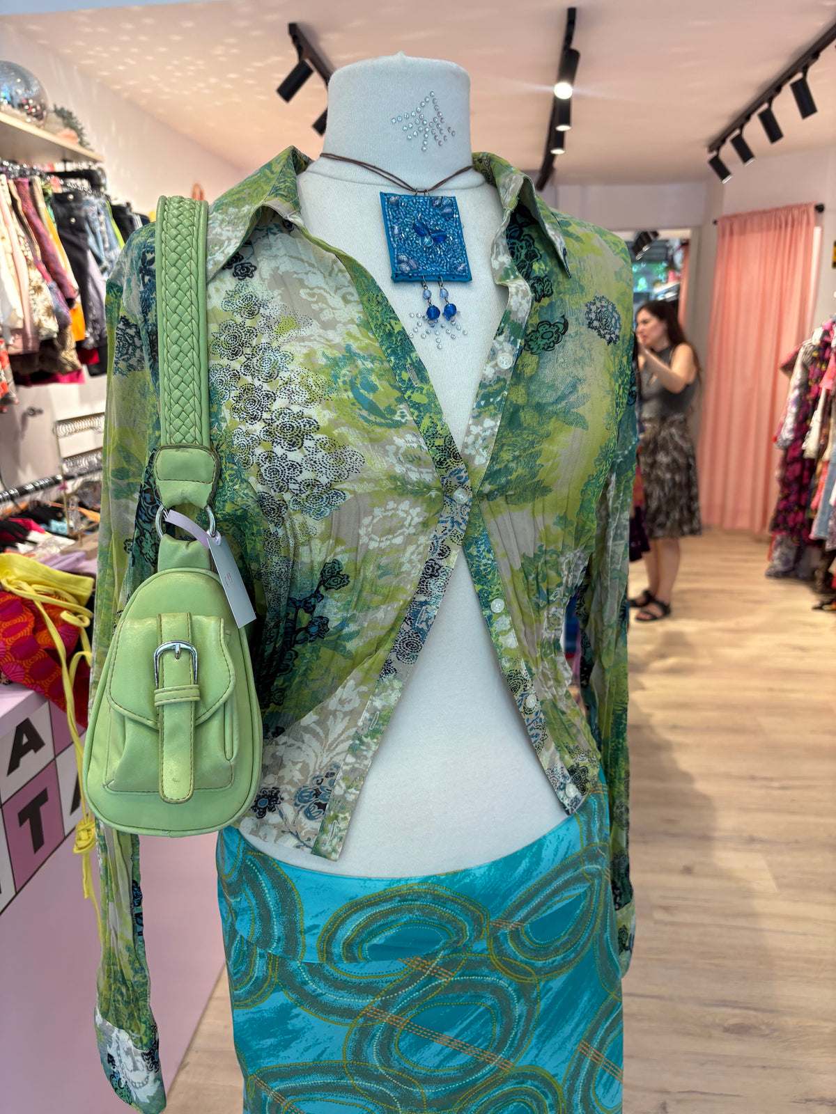 Incredible fairy button-up shirt in green tones (Fits S-M)
