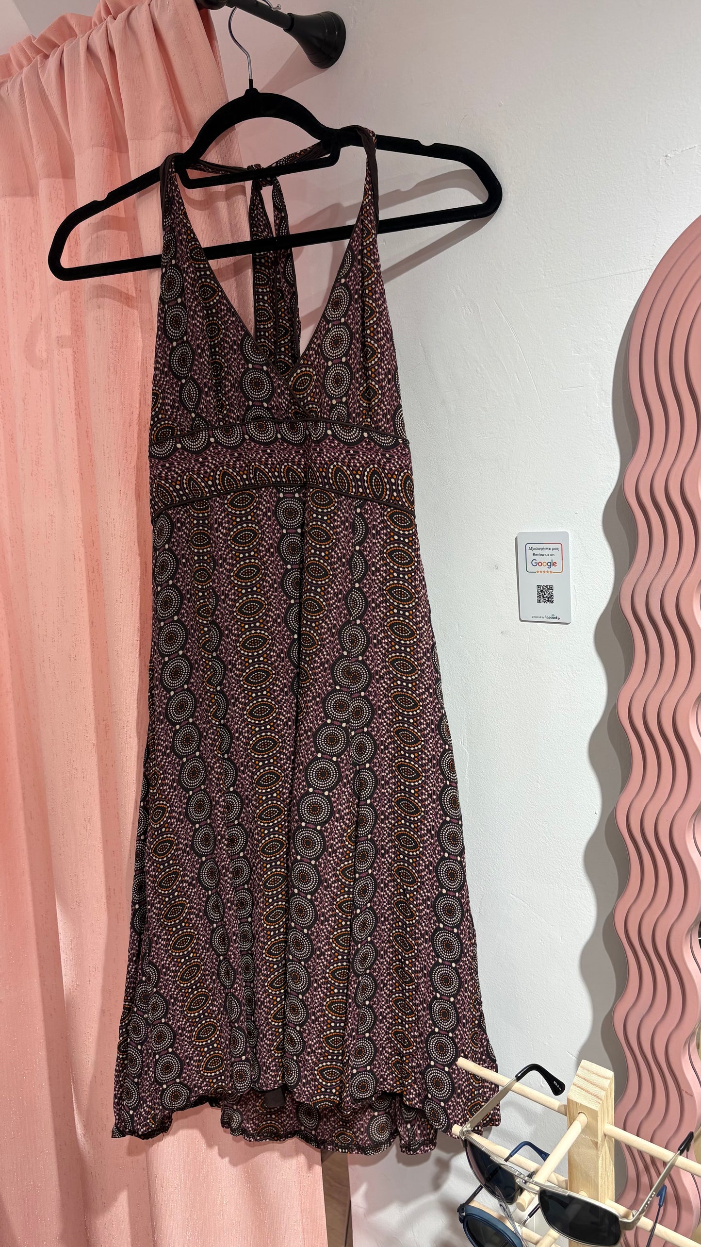 Beautiful v-neck dress with open back (M)