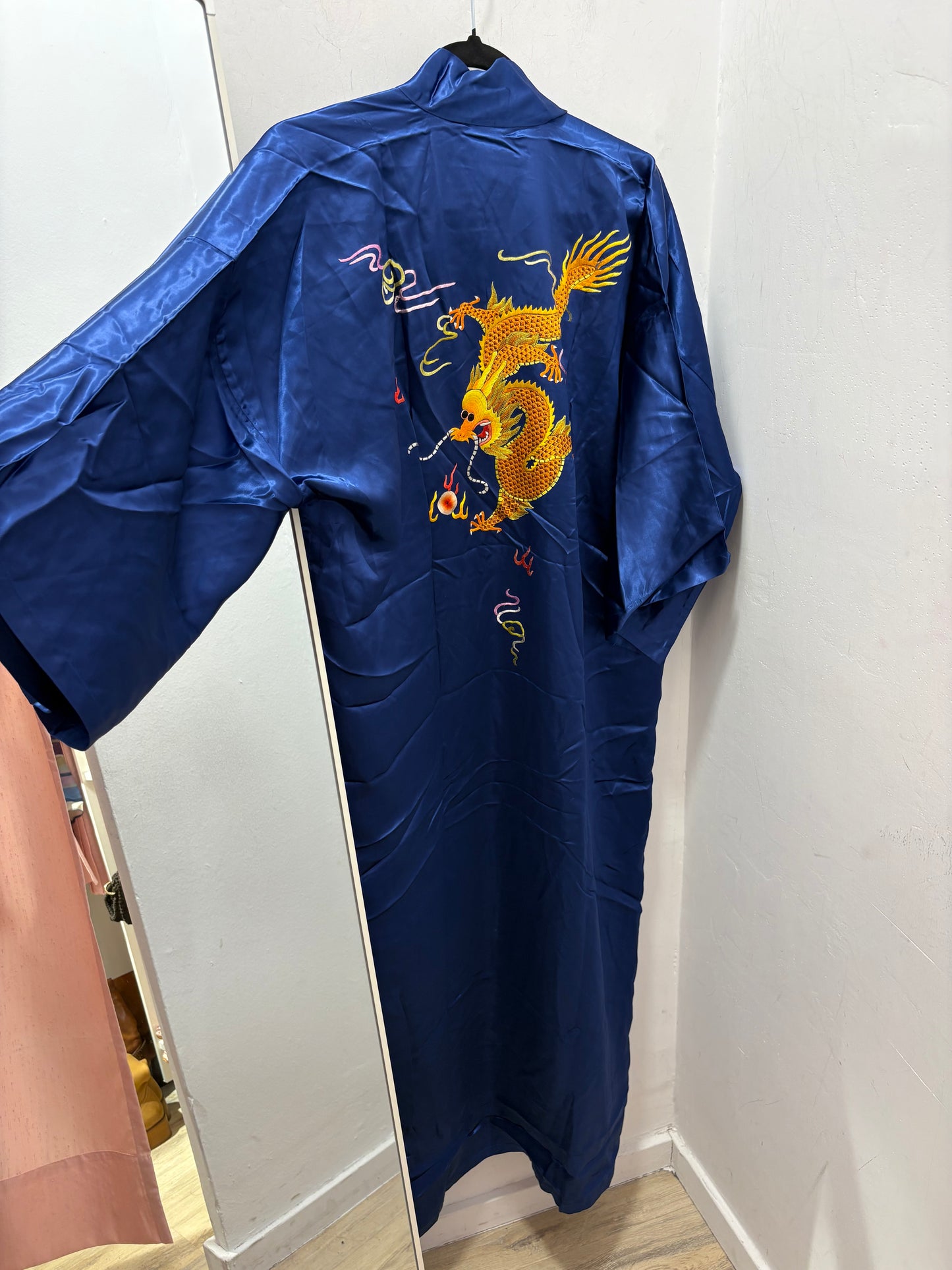 Kimono with a striking dragon pattern (M)