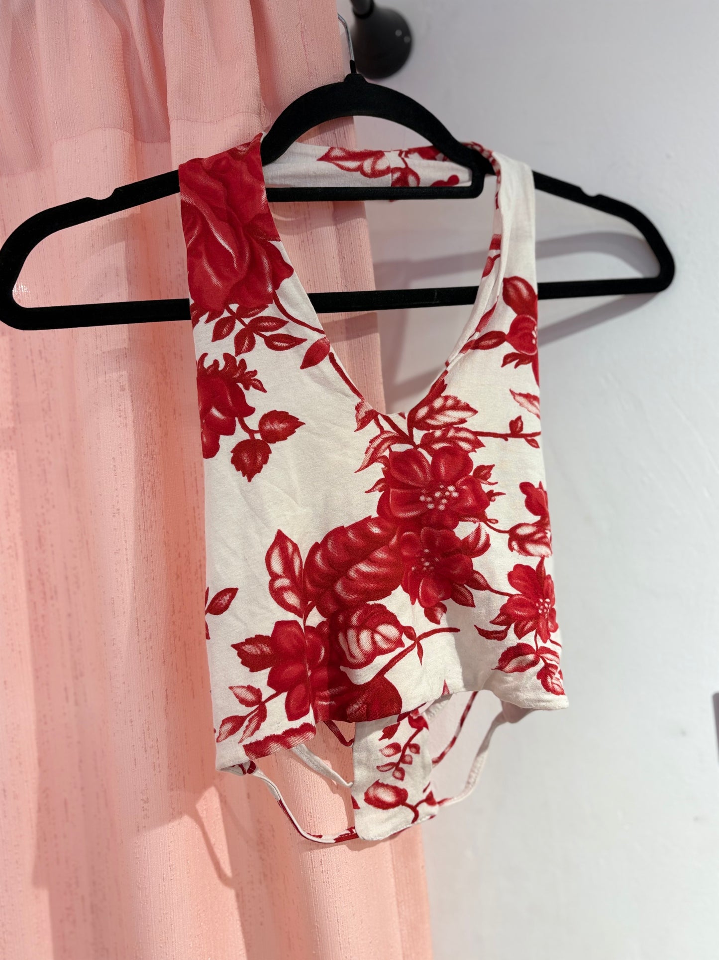 Beautiful floral v-neck top (M)