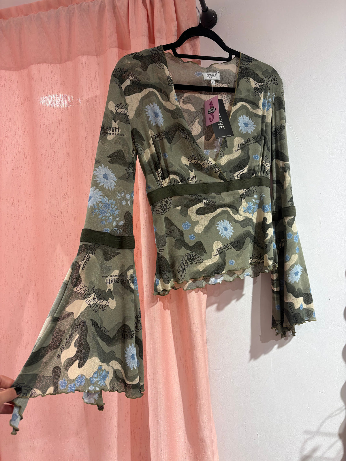 Gorgeous Positive long flared sleeves top (M-L)