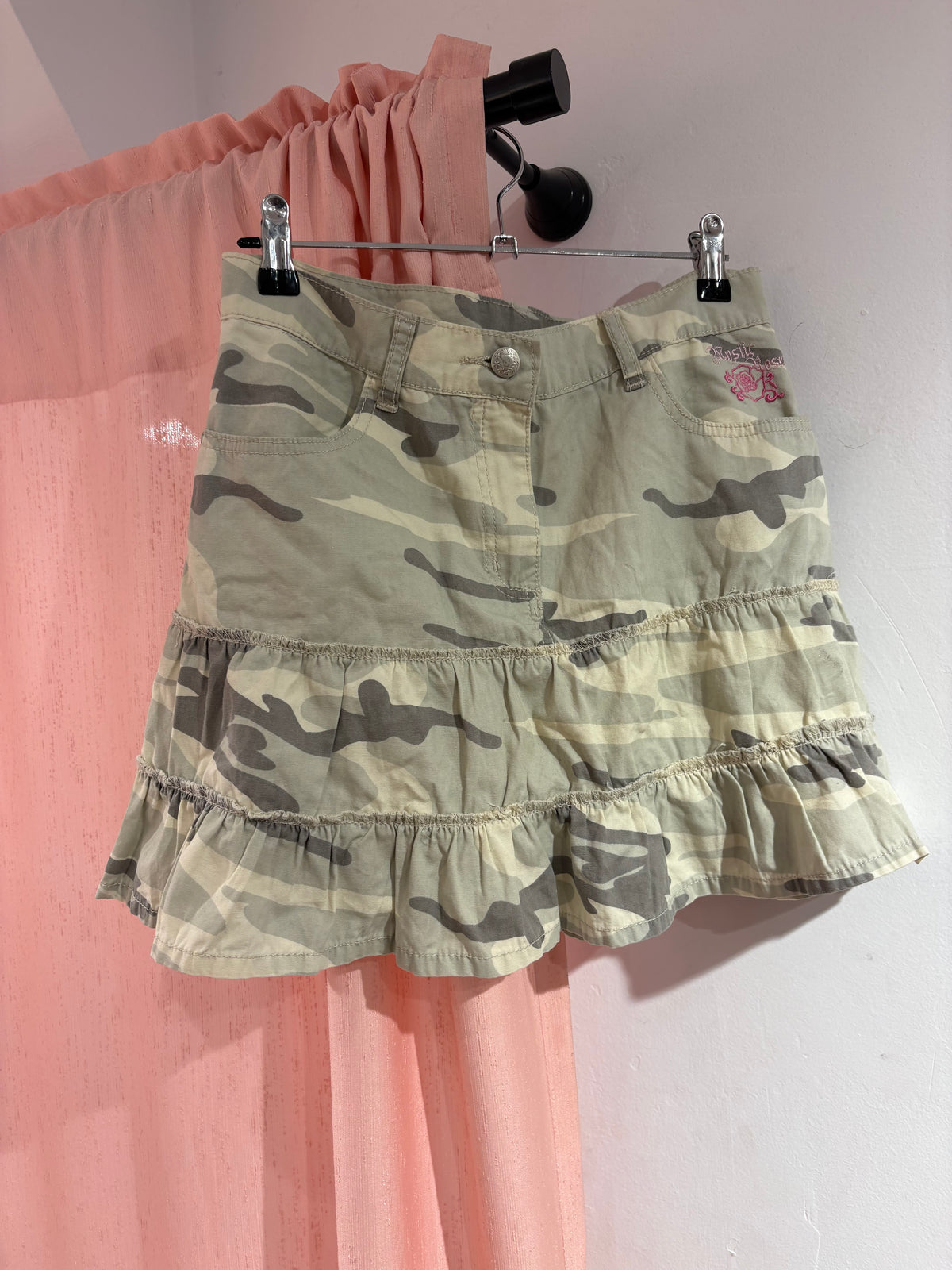 Mini camo skirt with cute pink details (S)