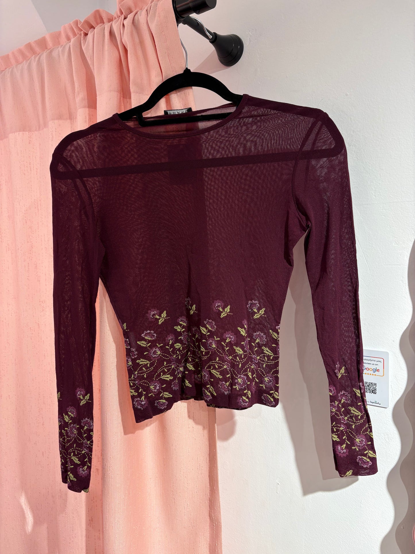 Incredible mesh top weith floral emboidered details (S)