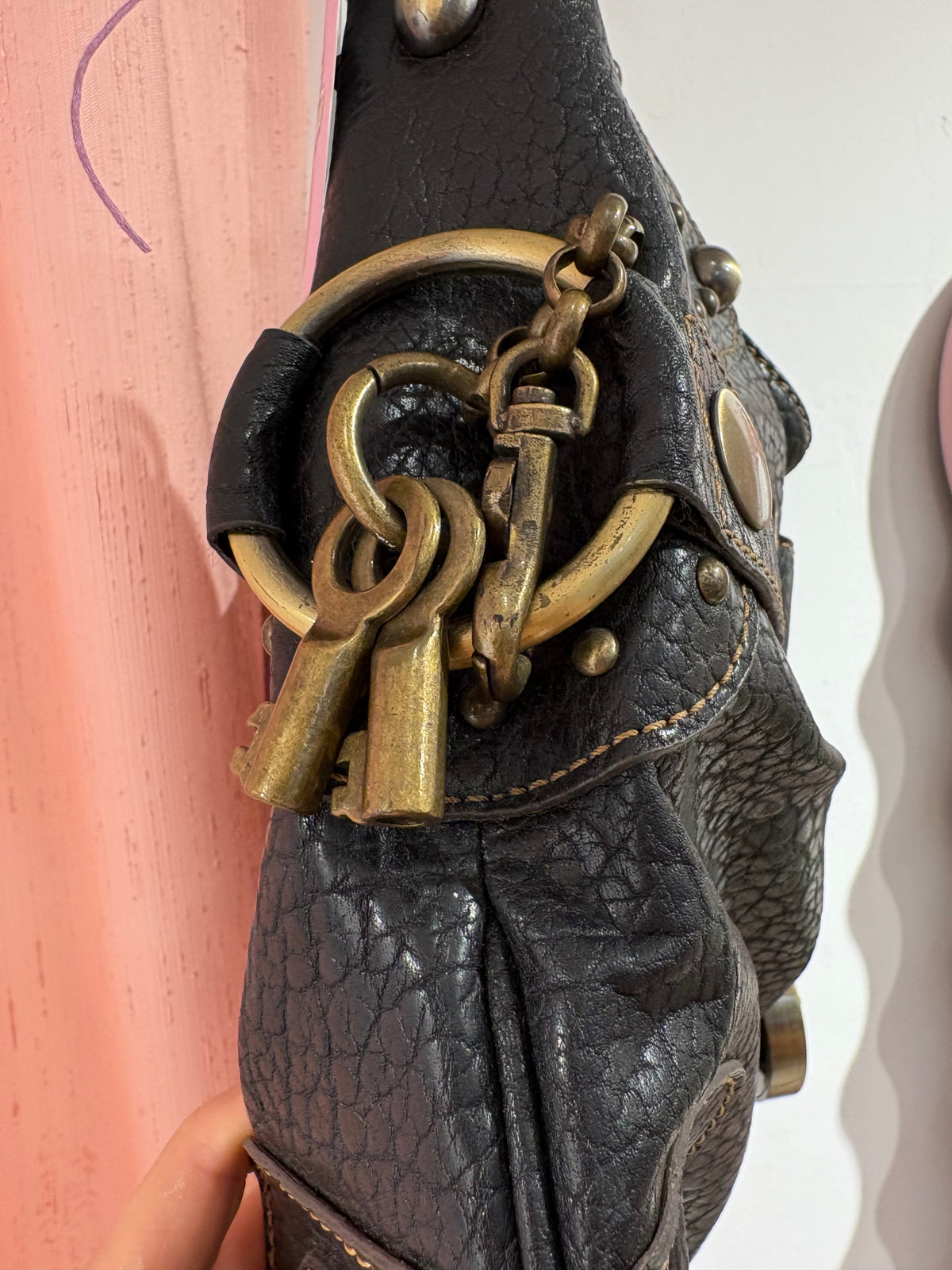 Iconic large Guess bag with giant hardware details
