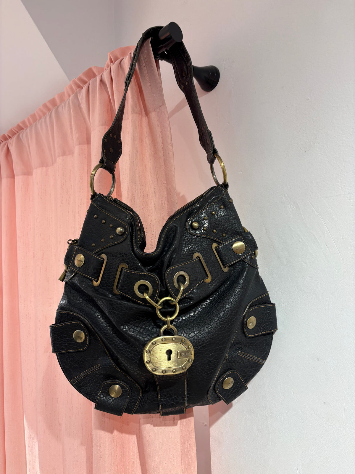 Iconic large Guess bag with giant hardware details