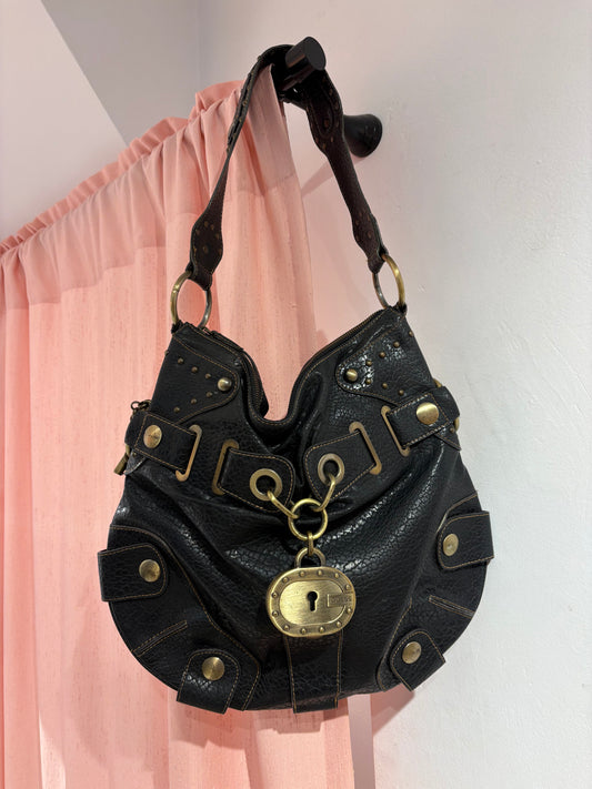 Iconic large Guess bag with giant hardware details