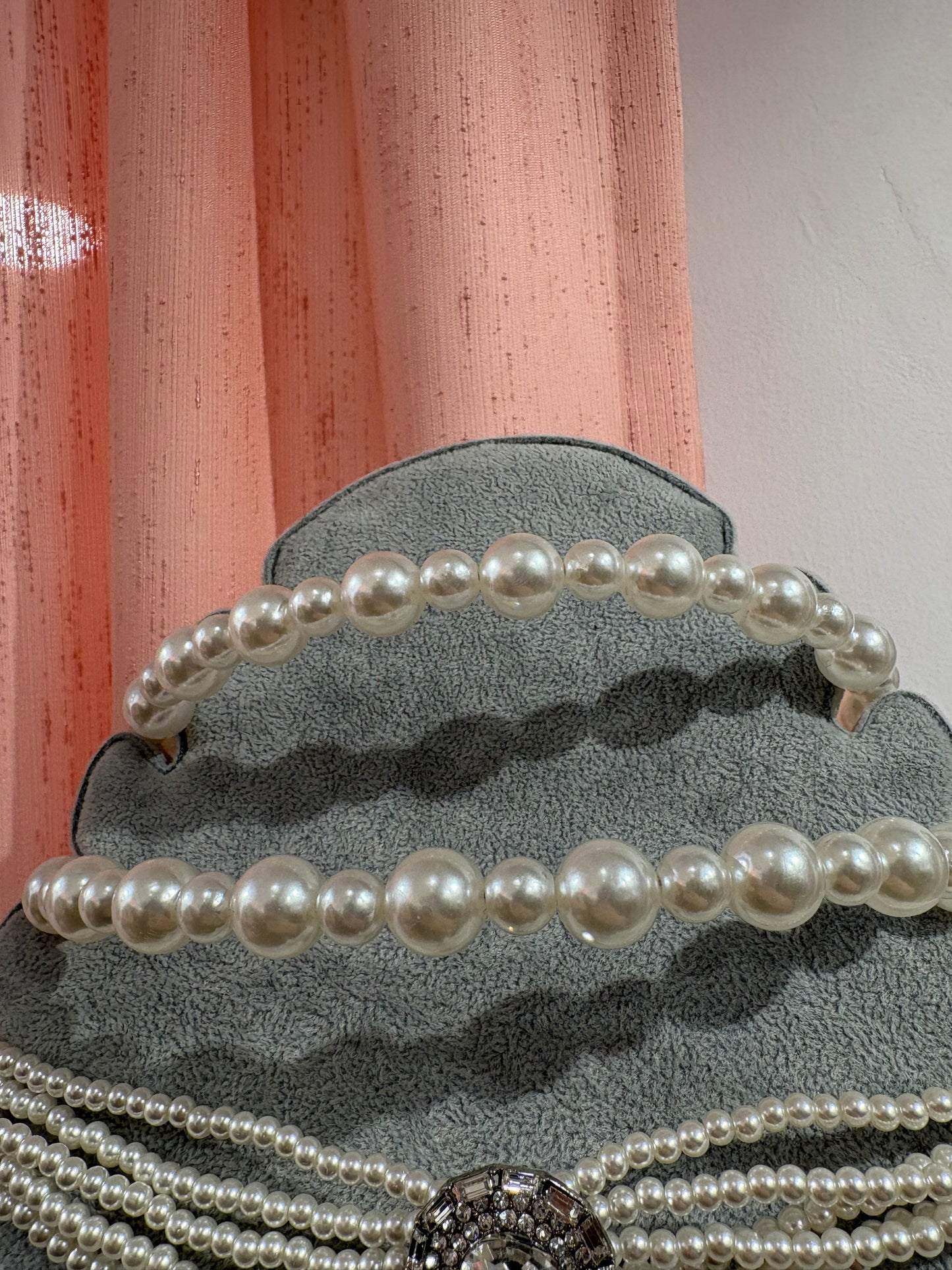 Impressive pearl chocker