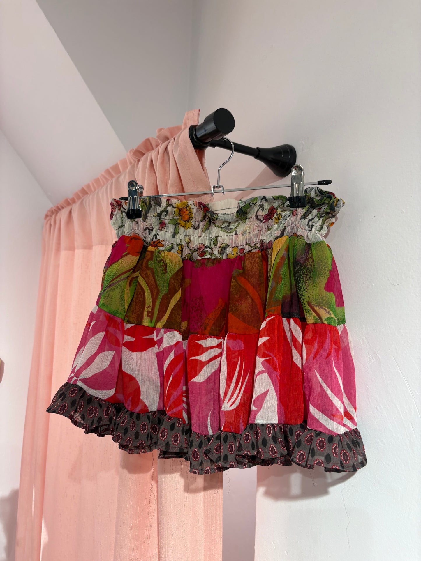 Colourful ruffle short skirt with incredible details (S)