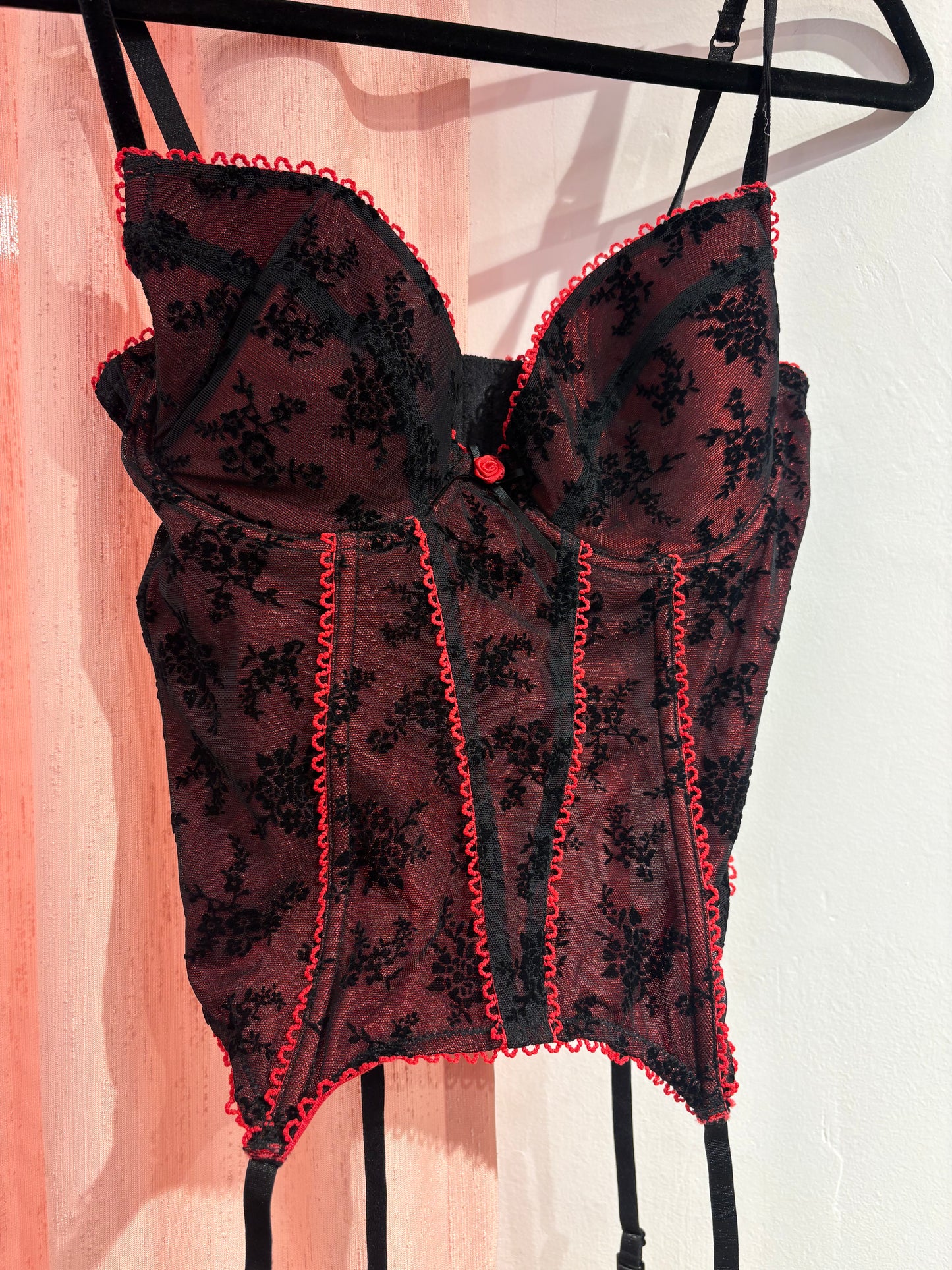 Pretty black corset with black velvet details and red elements (80C)