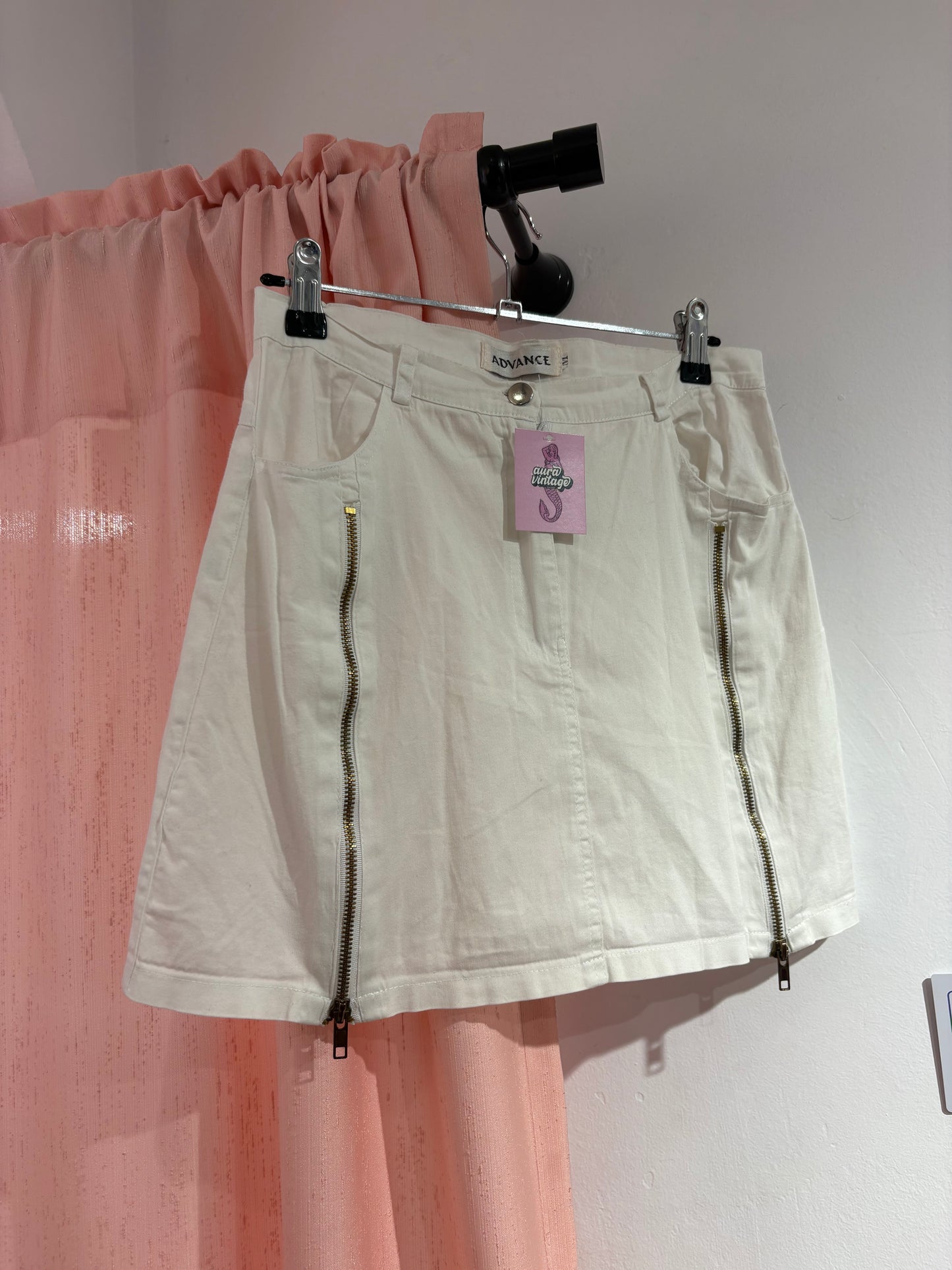 White short skirt with cute zipper details (M)