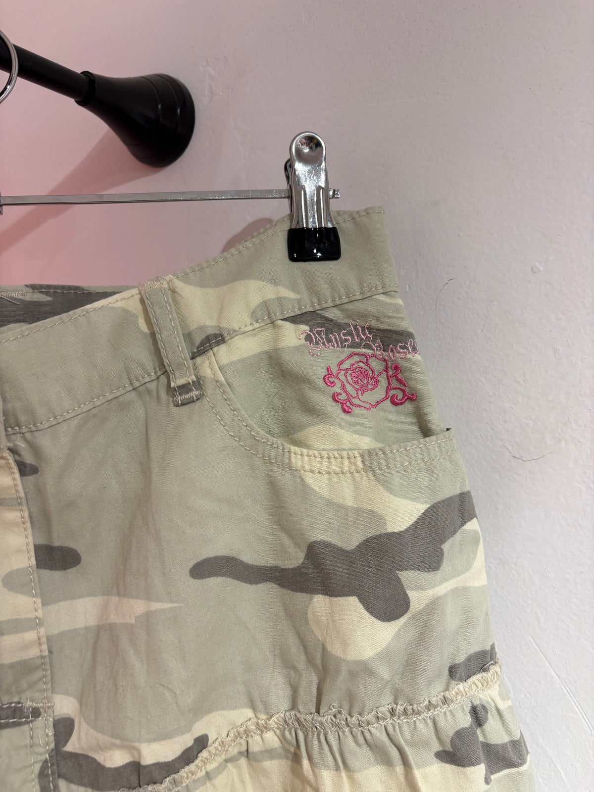 Mini camo skirt with cute pink details (S)