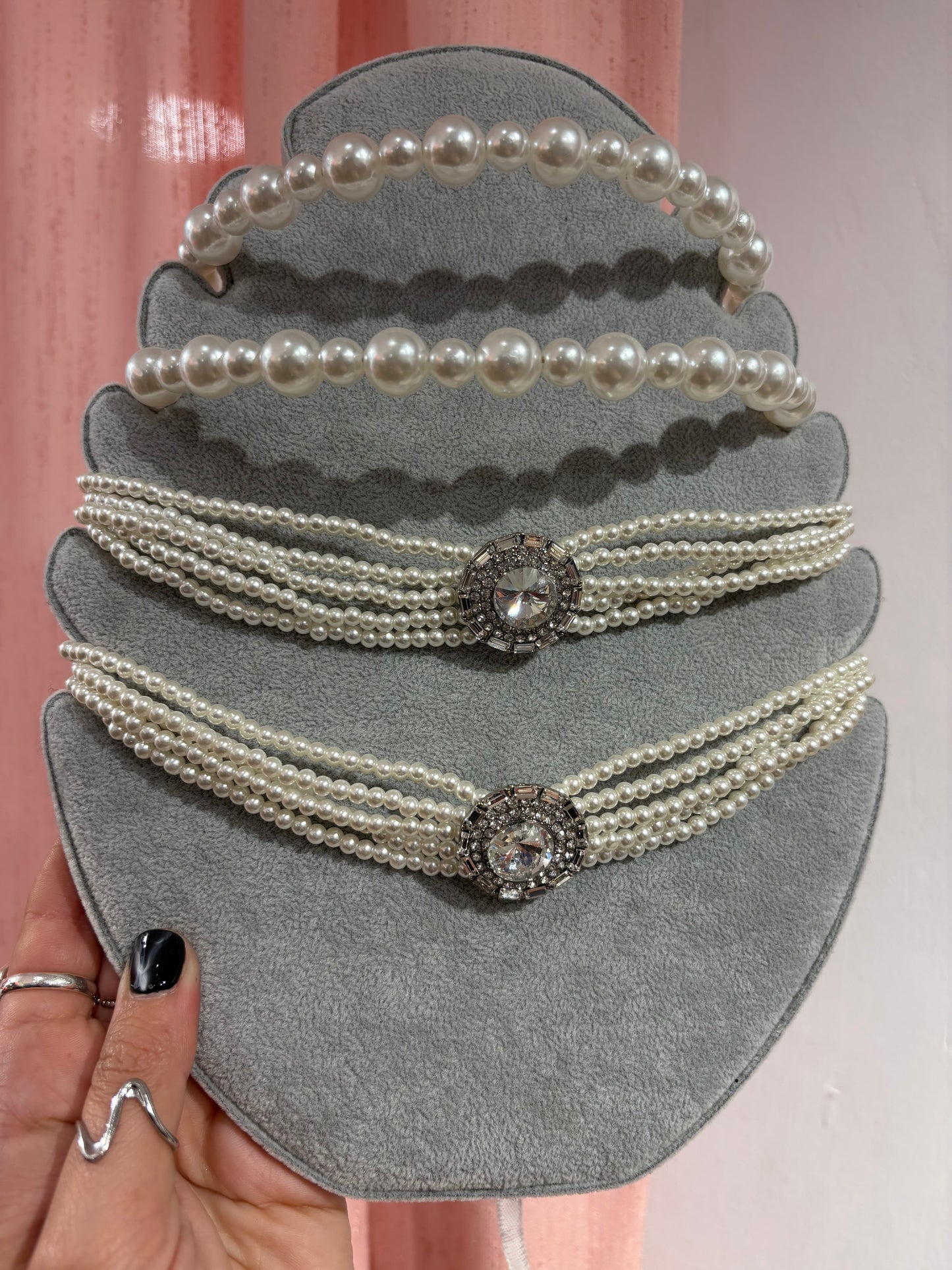 Impressive pearl chocker
