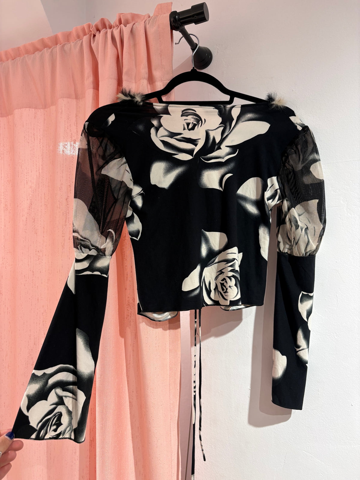 Super cool y2k long sleeve top with feathers & mesh details (M)