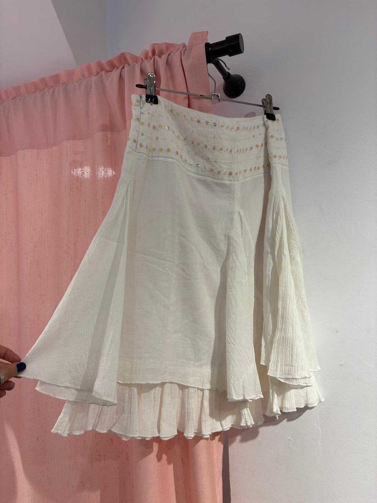 Incredible white skirt with sequin details and a ruffled hem (36)