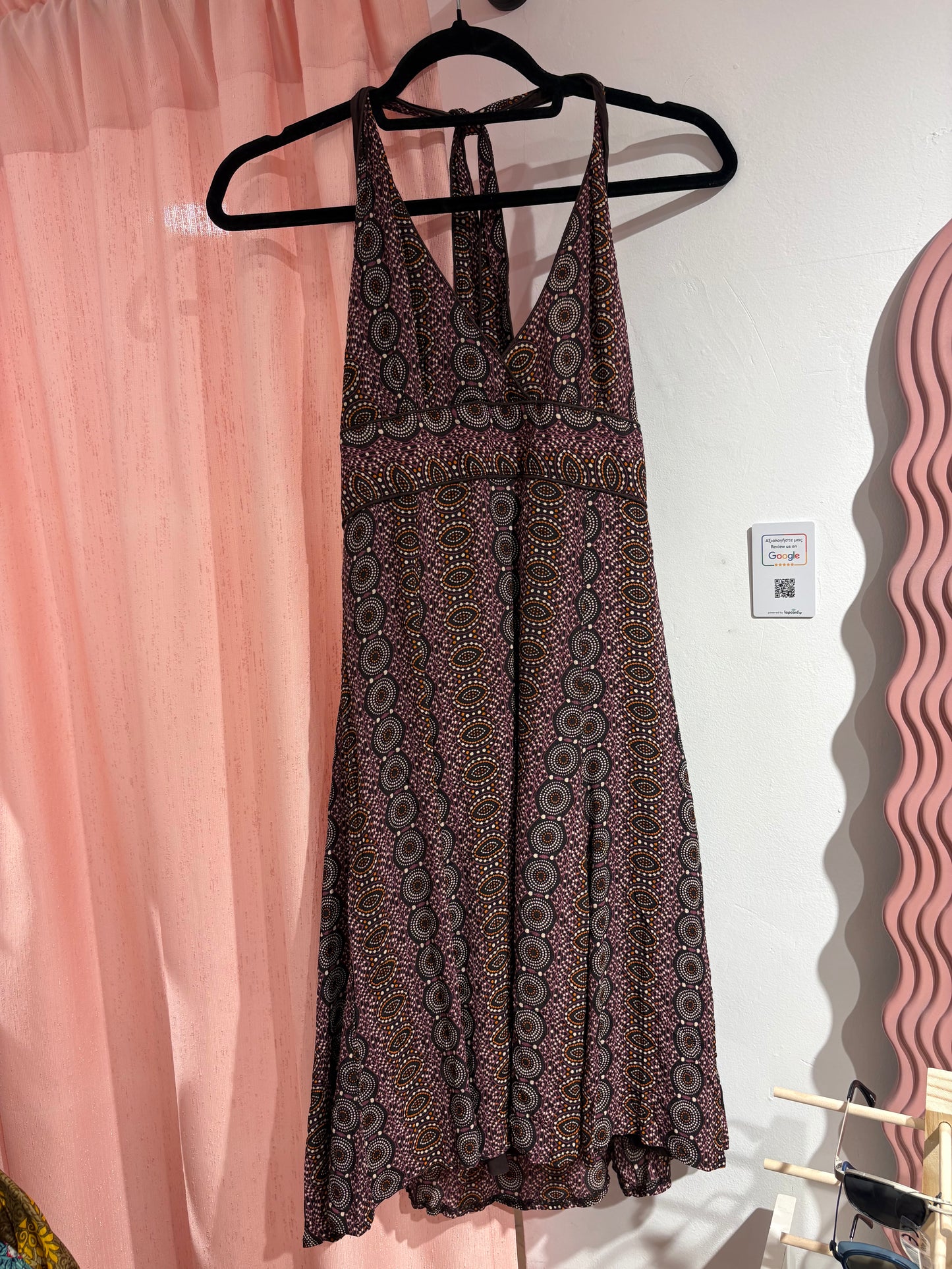 Beautiful v-neck dress with open back (M)