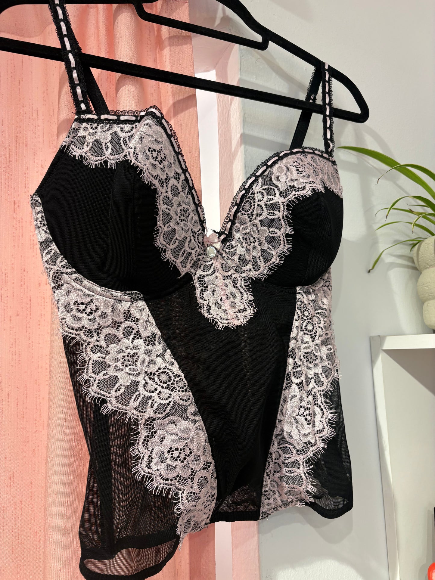 Beautiful black corset with pink lace details (85D)