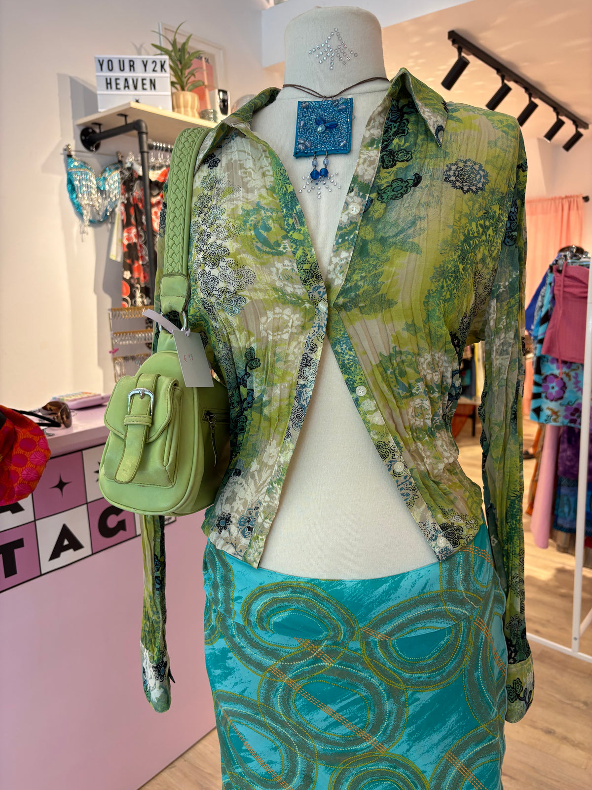Incredible fairy button-up shirt in green tones (Fits S-M)