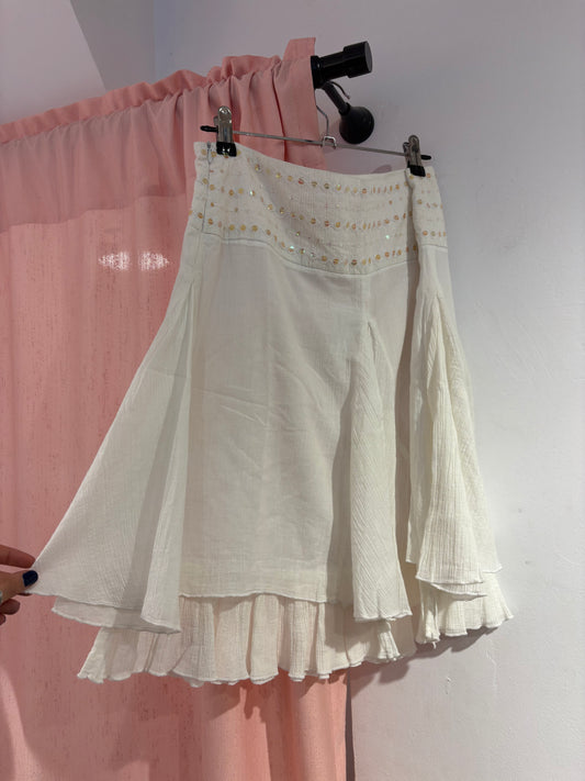Incredible white skirt with sequin details and a ruffled hem (36)