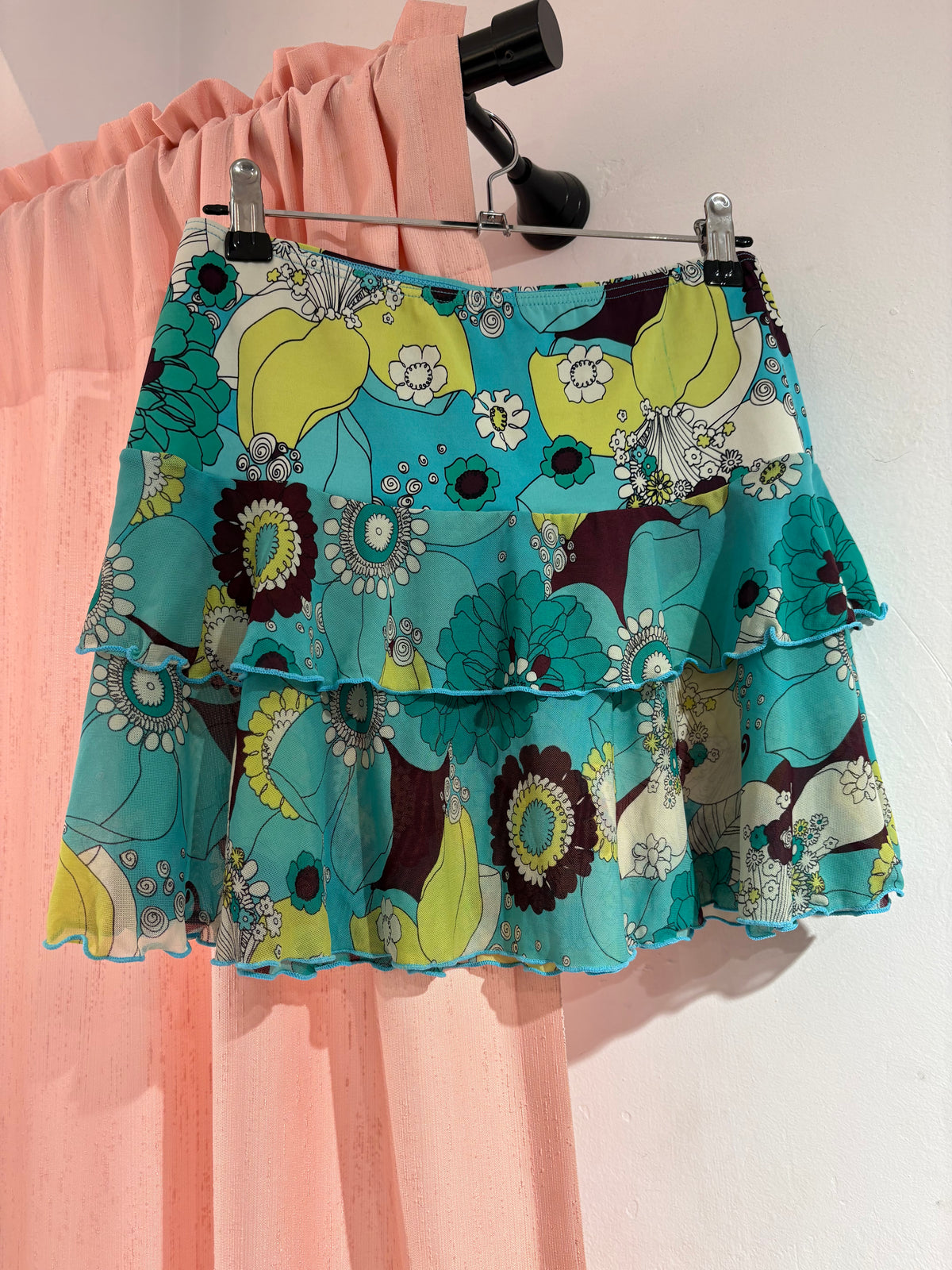 Super cute floral ruffle mini skirt (Size: 36)